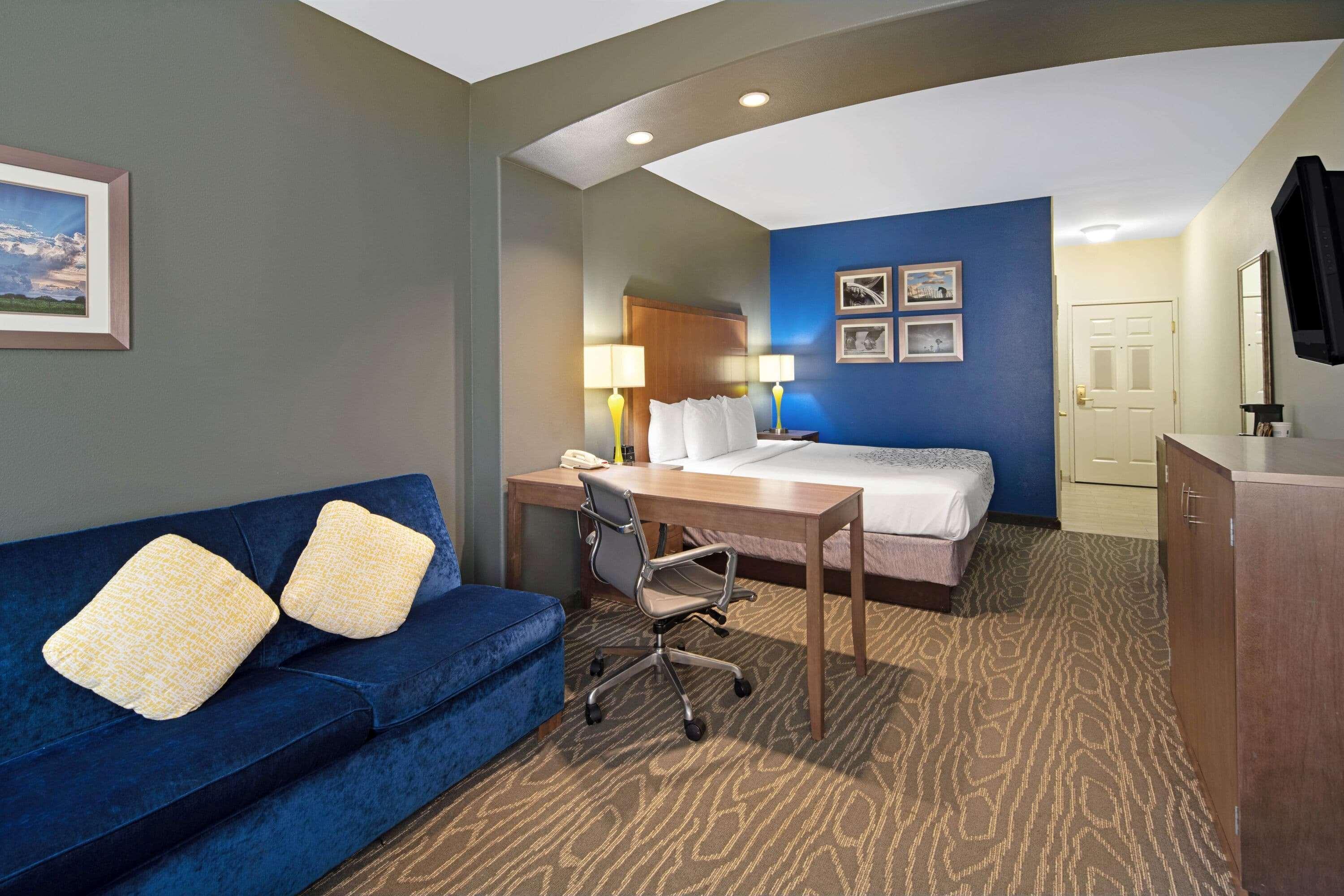 La Quinta Inn & Suites By Wyndham Mercedes Outlet Mall Екстер'єр фото