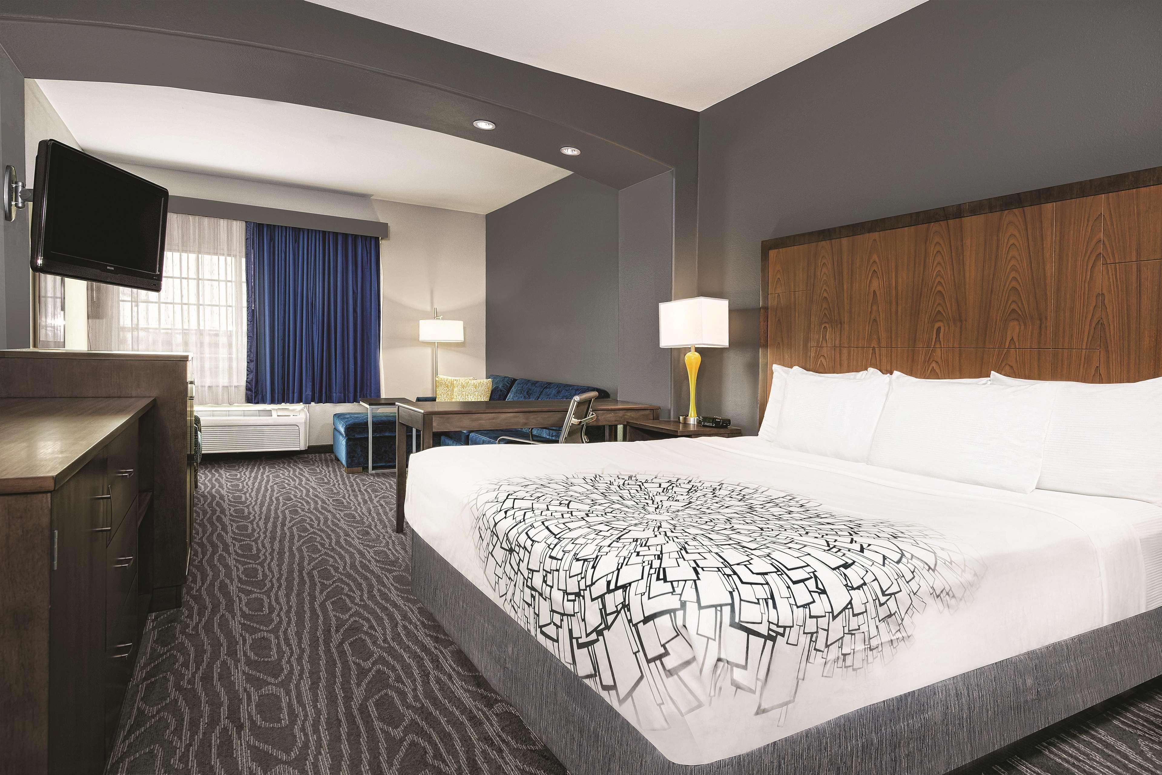 La Quinta Inn & Suites By Wyndham Mercedes Outlet Mall Екстер'єр фото