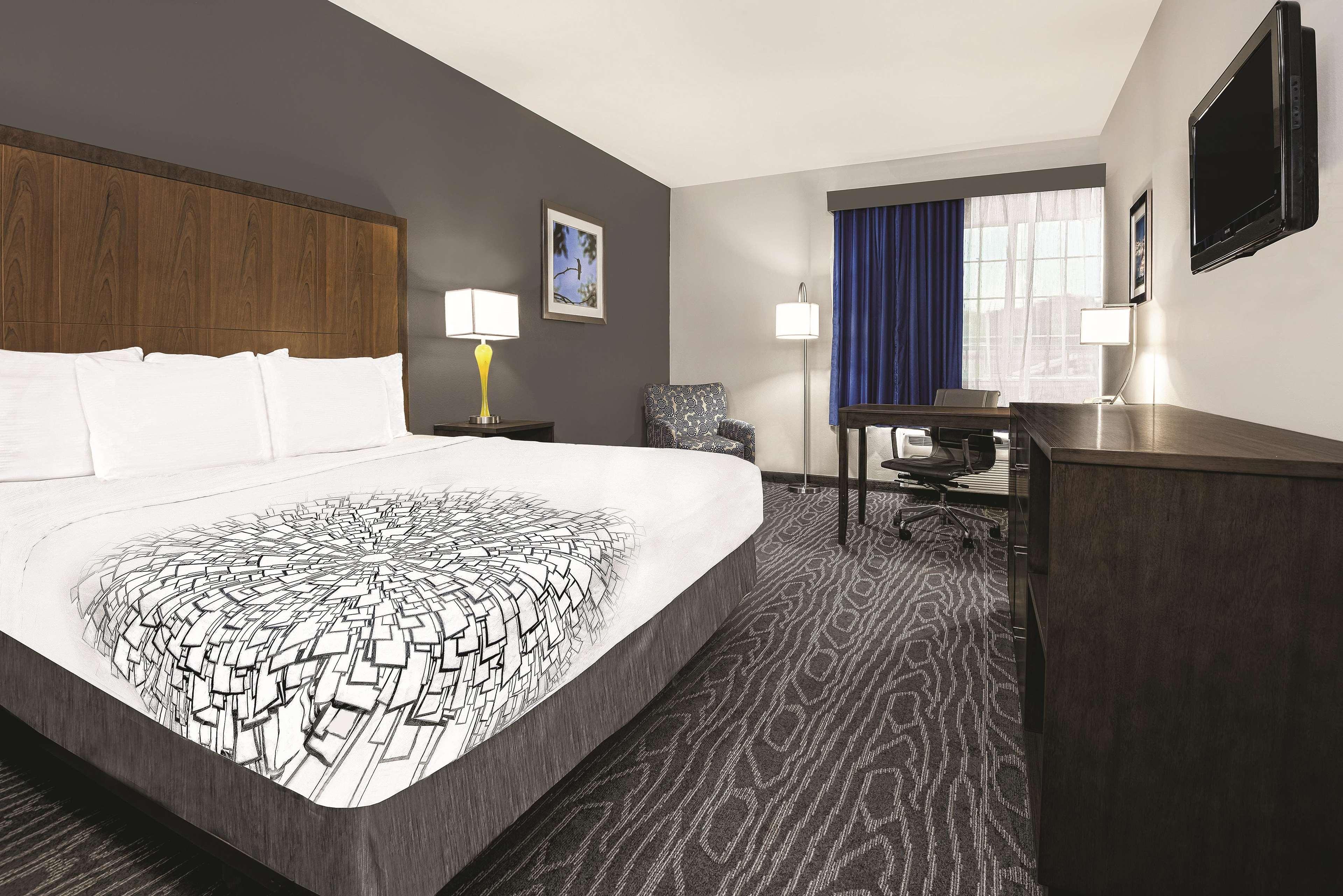 La Quinta Inn & Suites By Wyndham Mercedes Outlet Mall Екстер'єр фото
