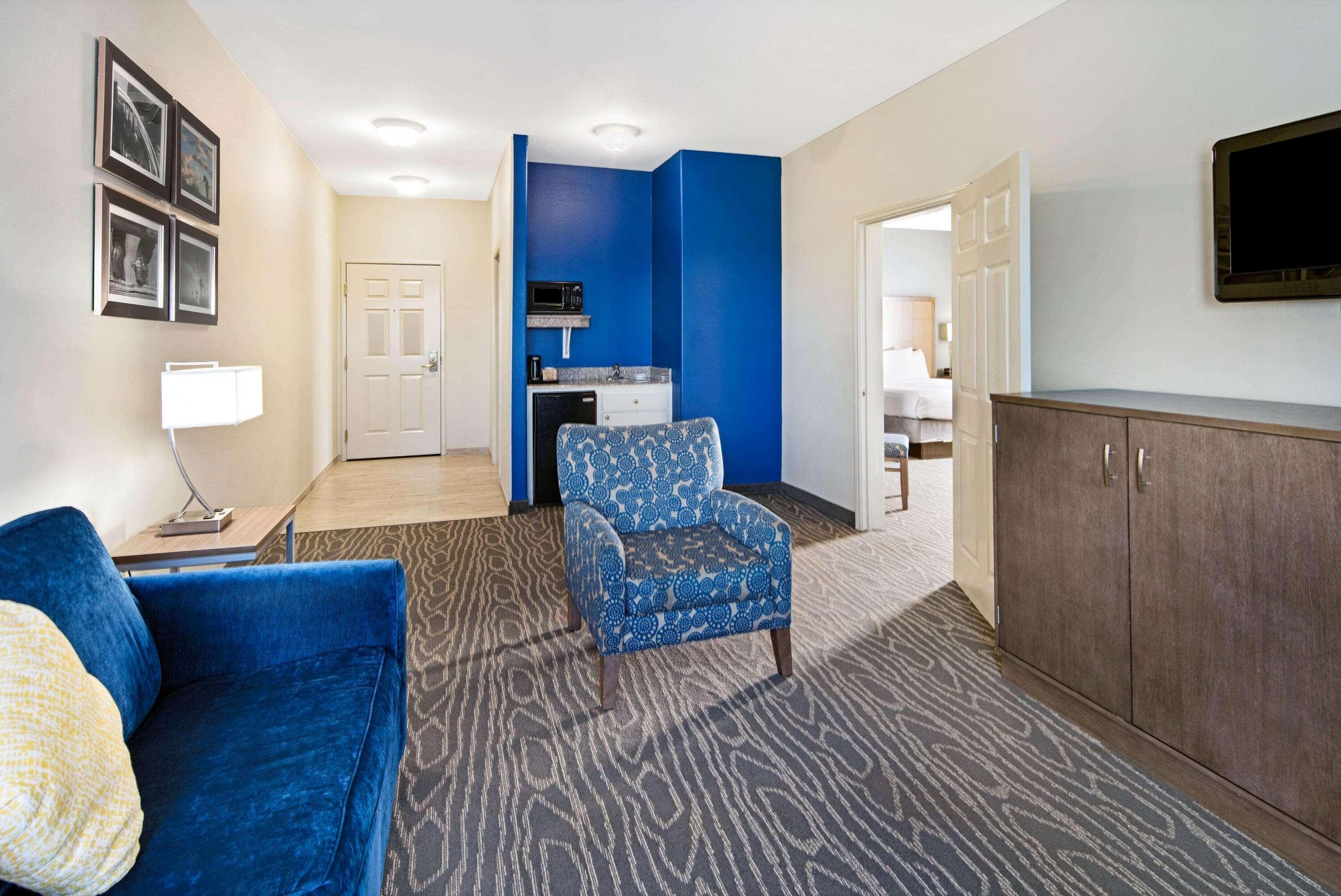 La Quinta Inn & Suites By Wyndham Mercedes Outlet Mall Екстер'єр фото