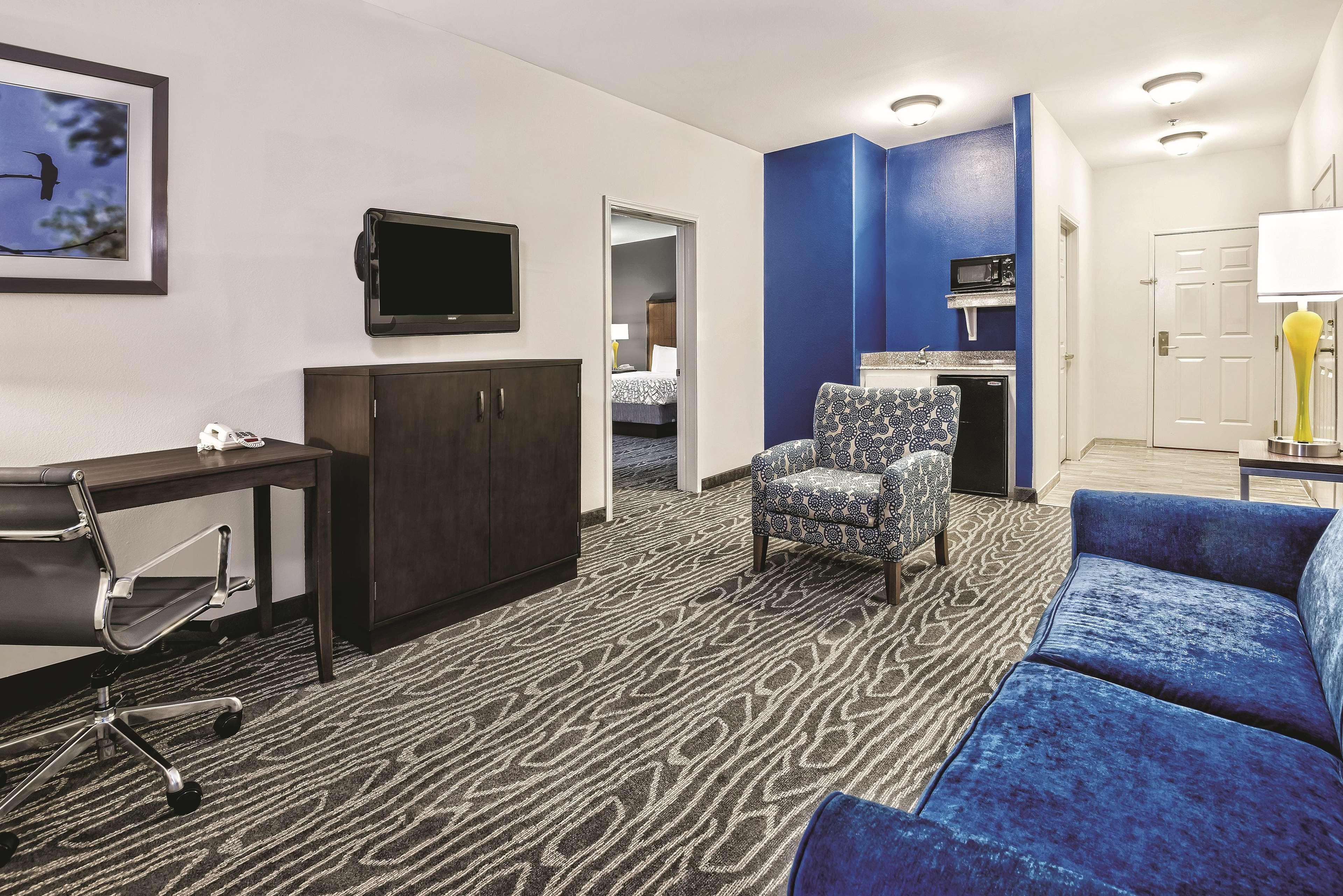 La Quinta Inn & Suites By Wyndham Mercedes Outlet Mall Екстер'єр фото