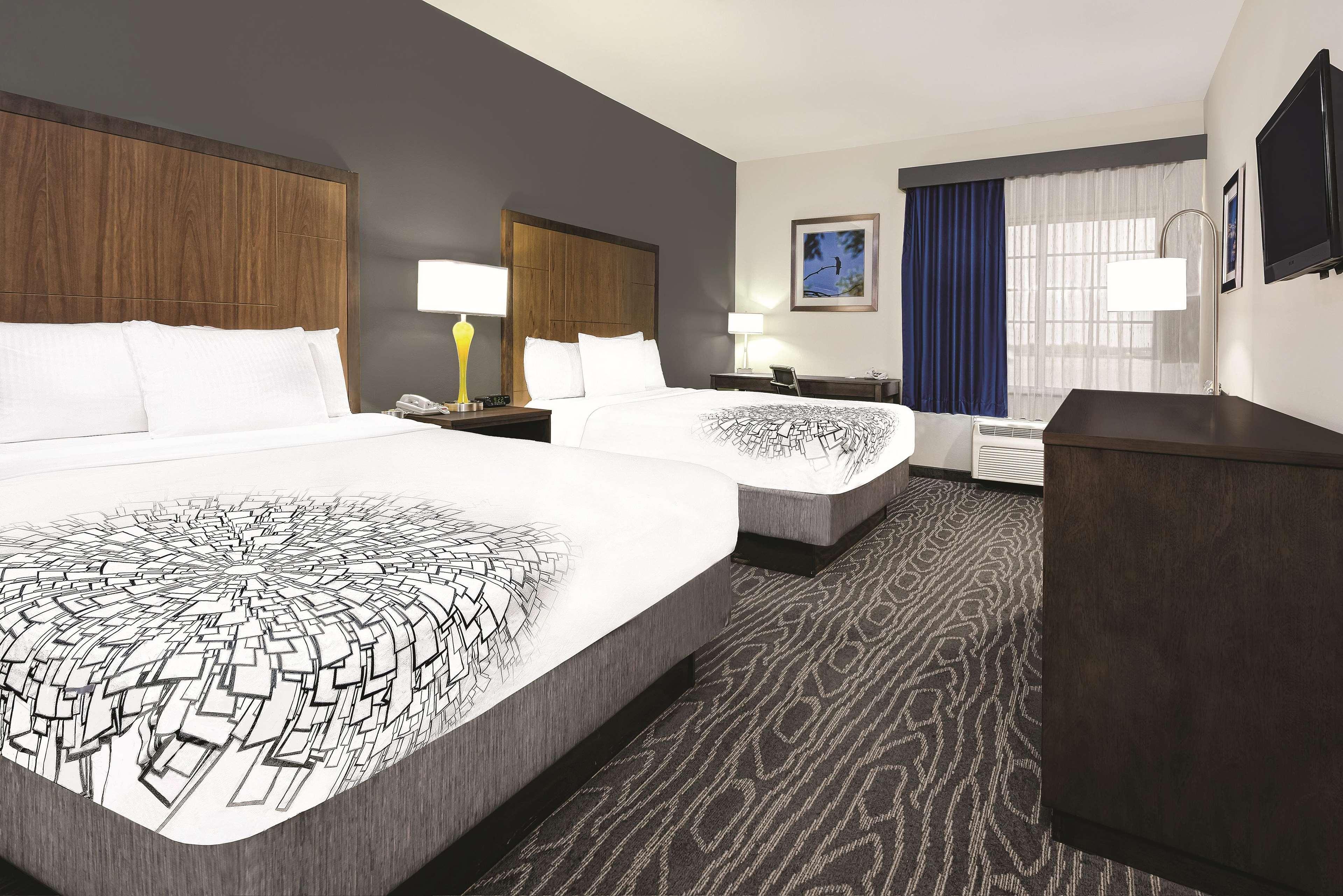 La Quinta Inn & Suites By Wyndham Mercedes Outlet Mall Екстер'єр фото