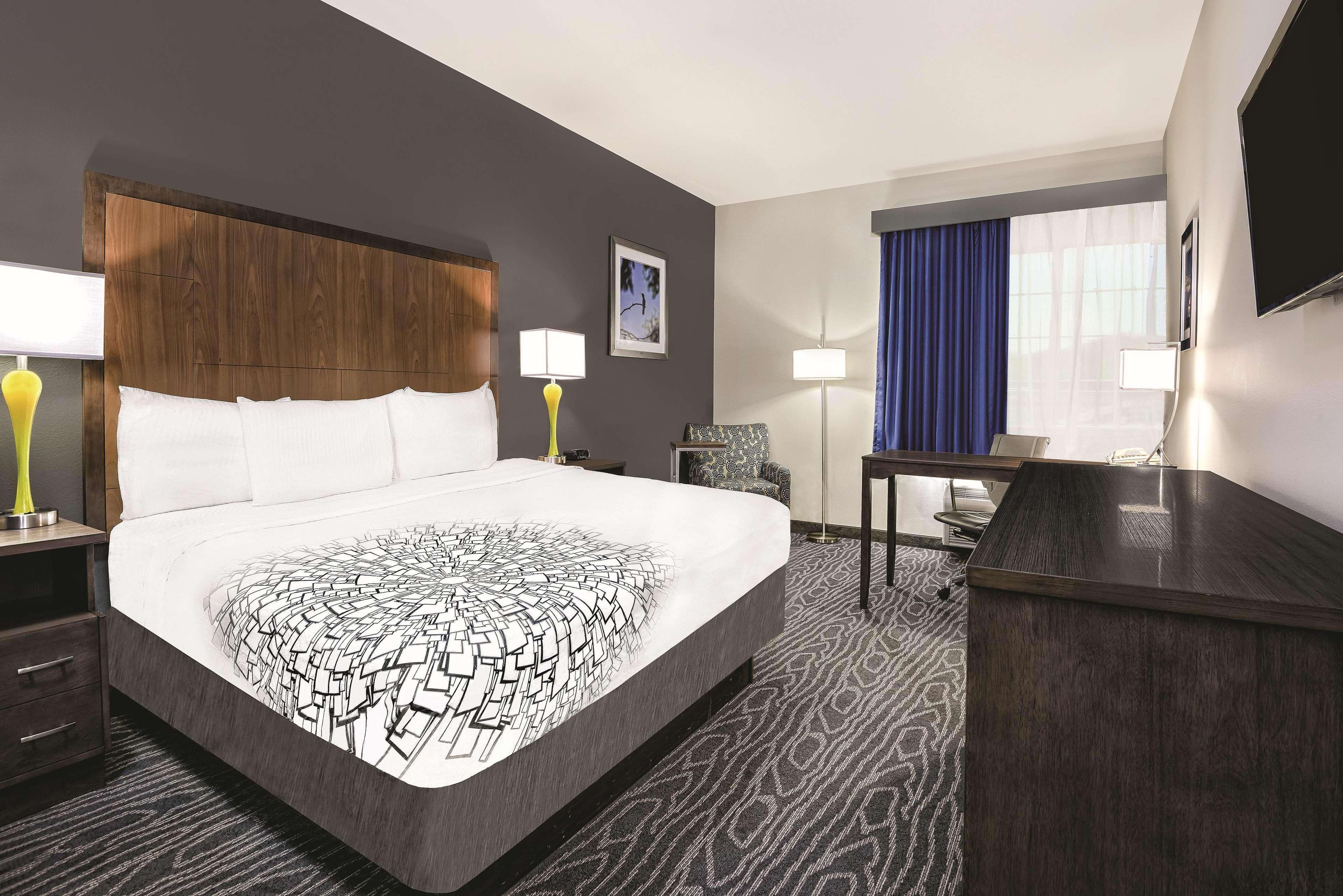 La Quinta Inn & Suites By Wyndham Mercedes Outlet Mall Екстер'єр фото