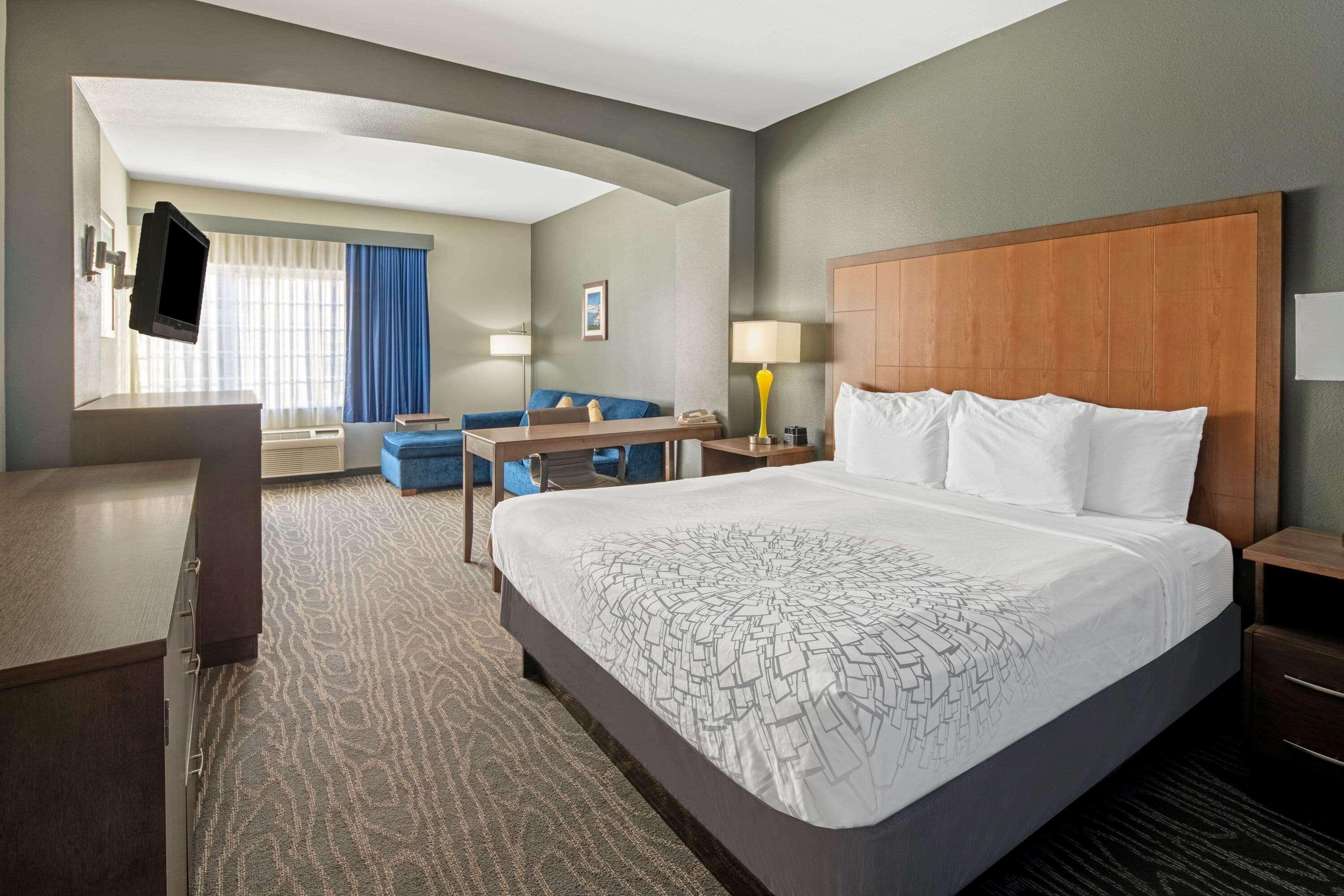 La Quinta Inn & Suites By Wyndham Mercedes Outlet Mall Екстер'єр фото