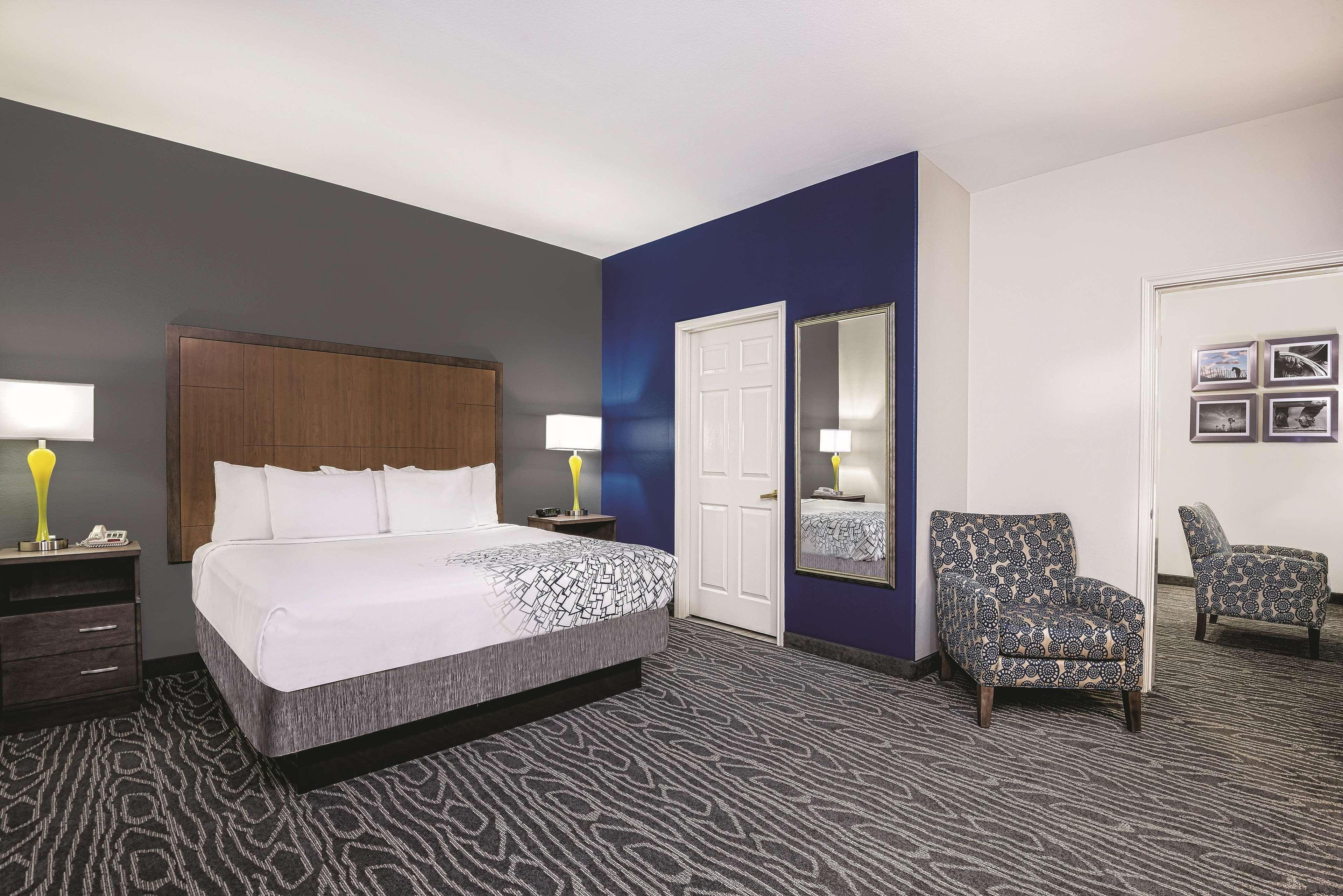 La Quinta Inn & Suites By Wyndham Mercedes Outlet Mall Екстер'єр фото