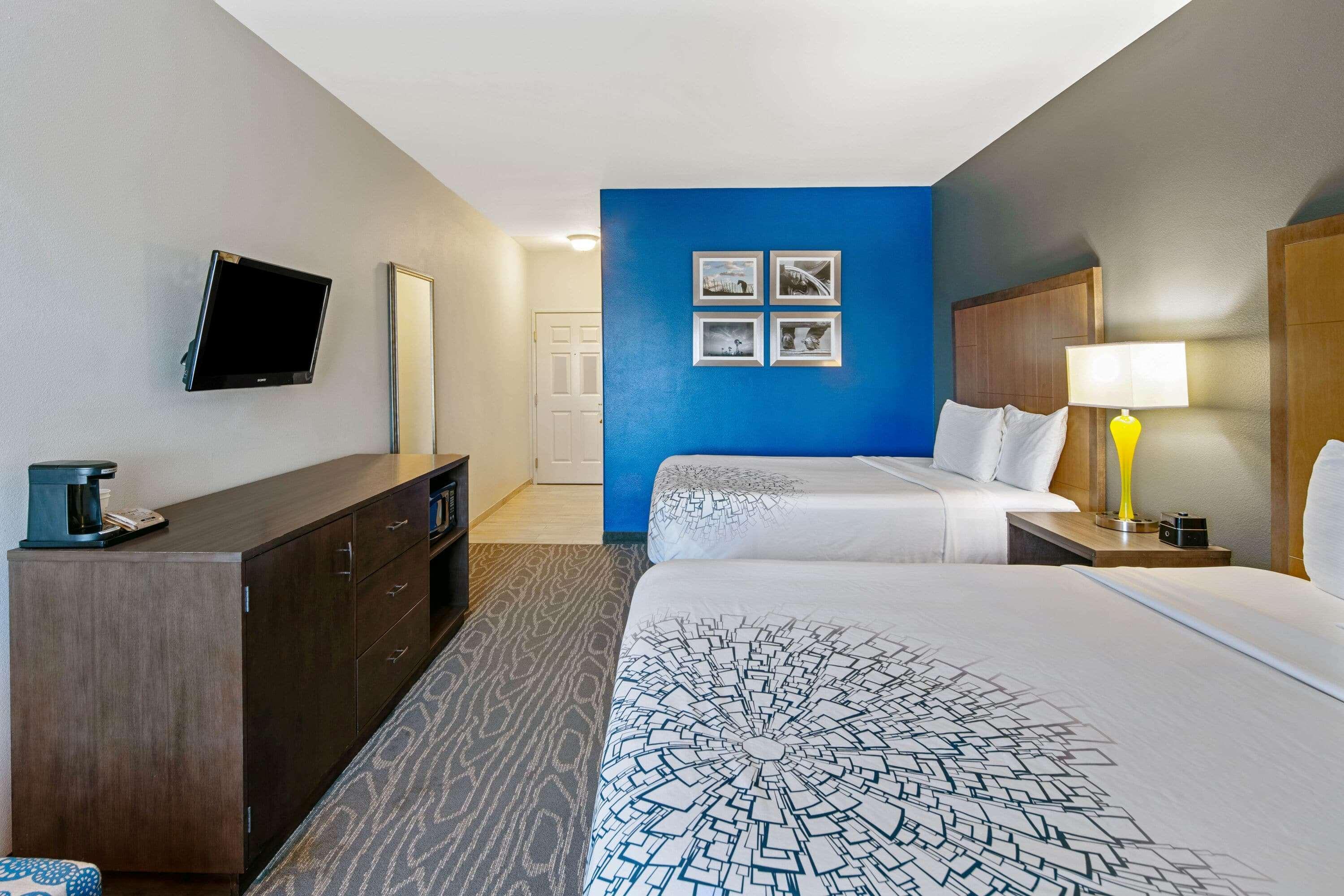 La Quinta Inn & Suites By Wyndham Mercedes Outlet Mall Екстер'єр фото
