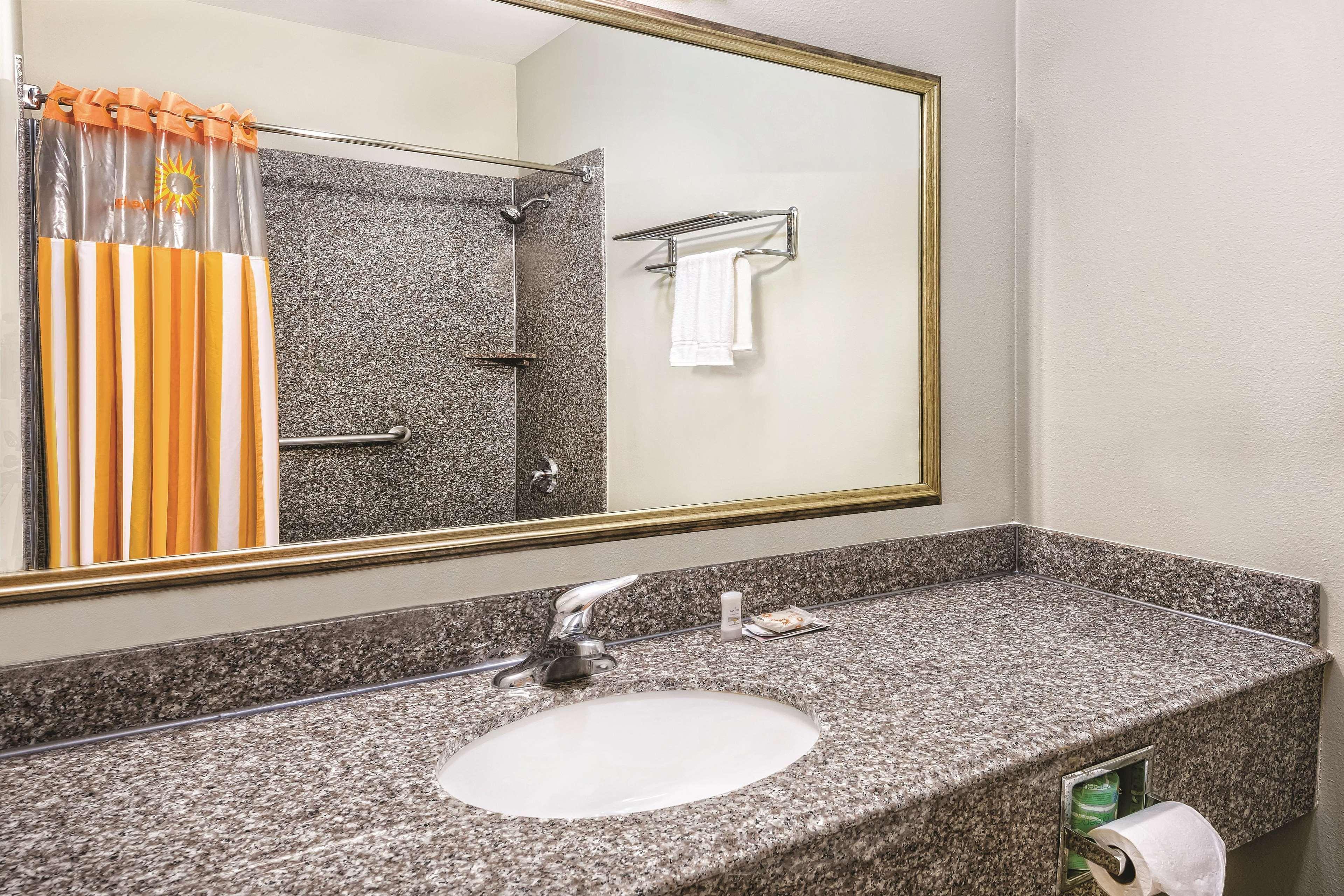 La Quinta Inn & Suites By Wyndham Mercedes Outlet Mall Екстер'єр фото