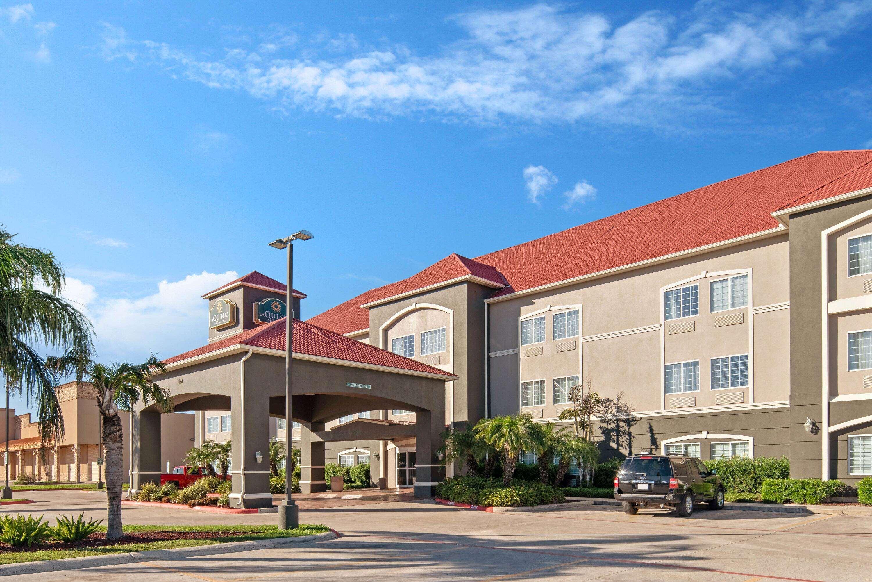 La Quinta Inn & Suites By Wyndham Mercedes Outlet Mall Екстер'єр фото