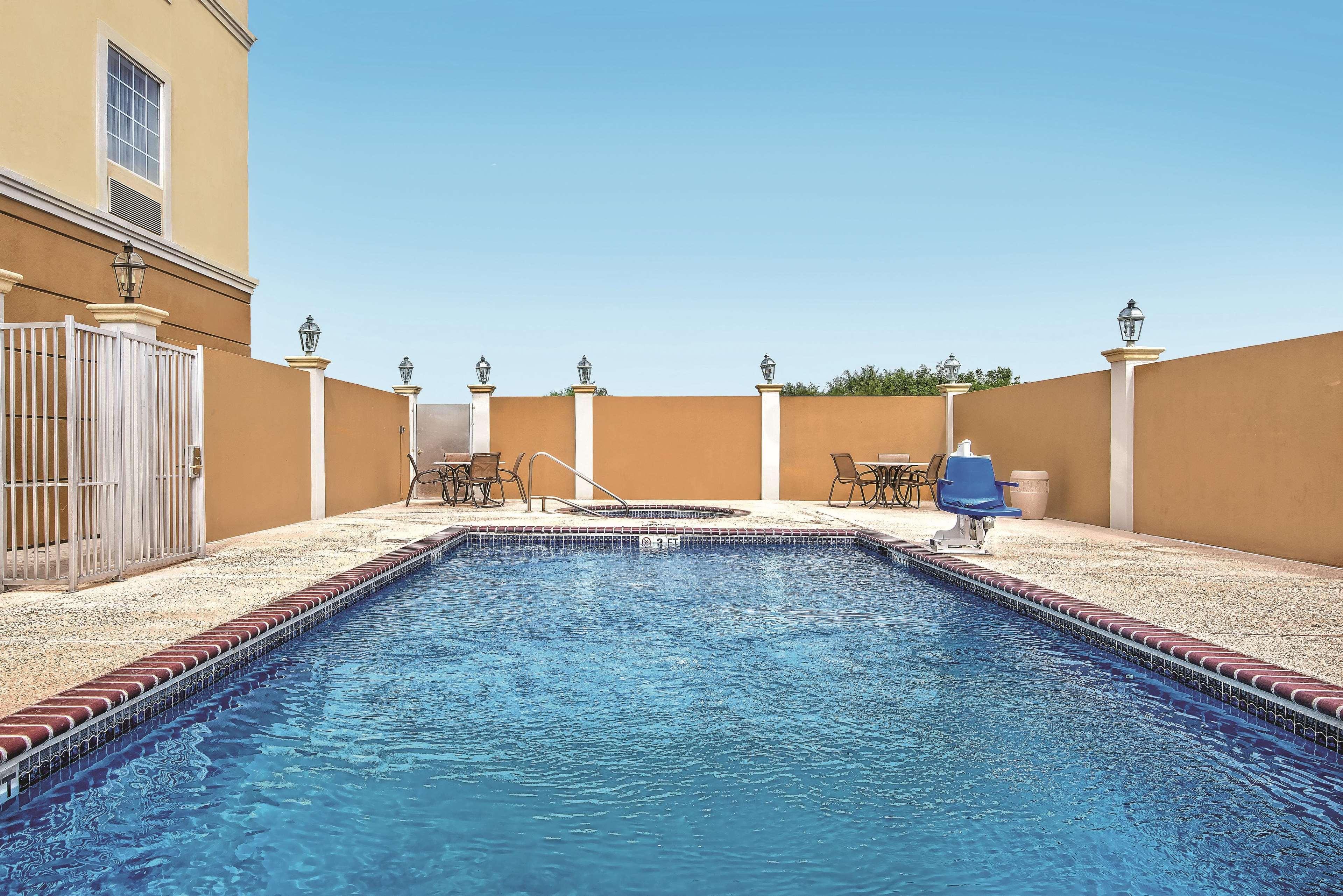 La Quinta Inn & Suites By Wyndham Mercedes Outlet Mall Екстер'єр фото
