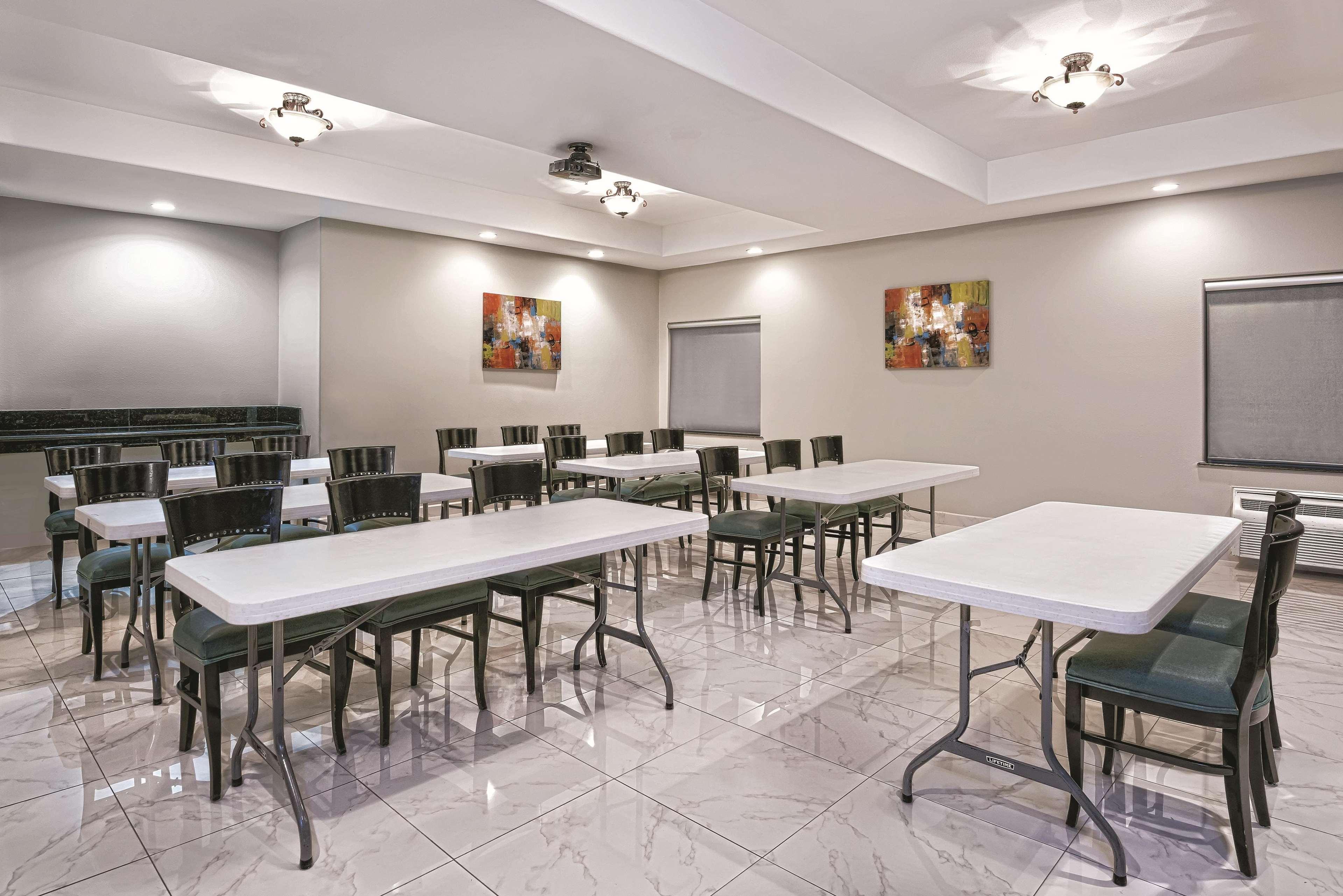 La Quinta Inn & Suites By Wyndham Mercedes Outlet Mall Екстер'єр фото