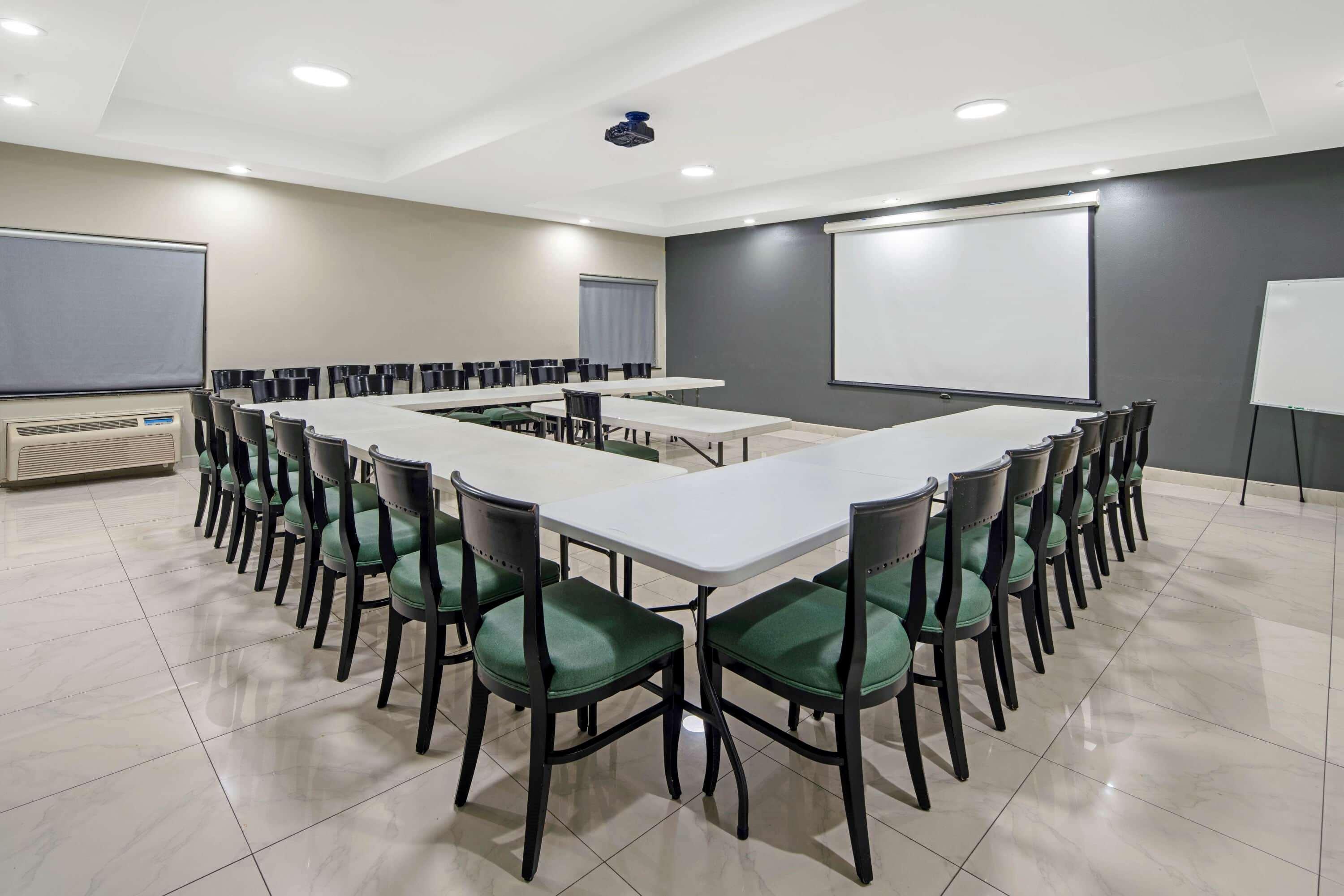 La Quinta Inn & Suites By Wyndham Mercedes Outlet Mall Екстер'єр фото