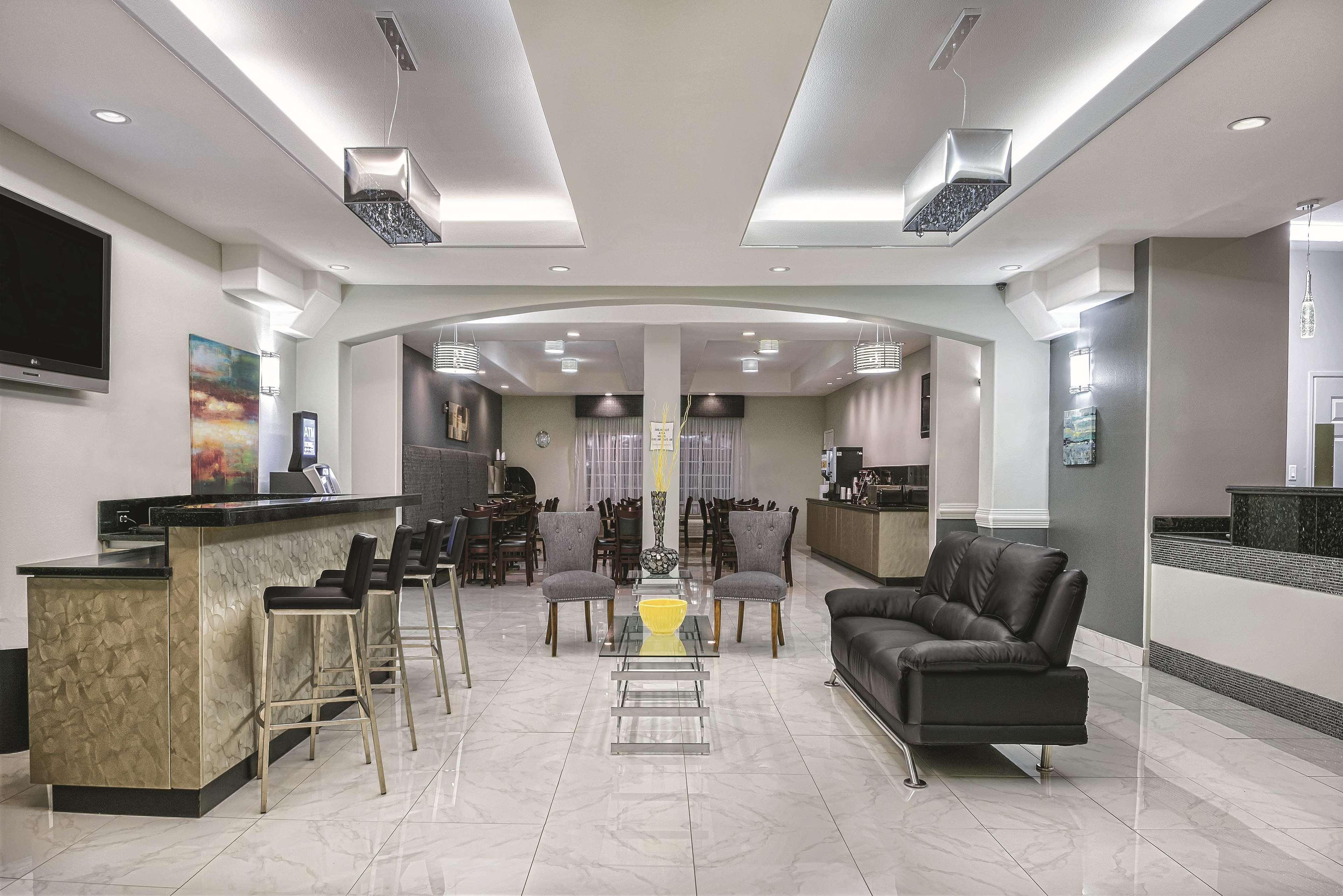 La Quinta Inn & Suites By Wyndham Mercedes Outlet Mall Екстер'єр фото