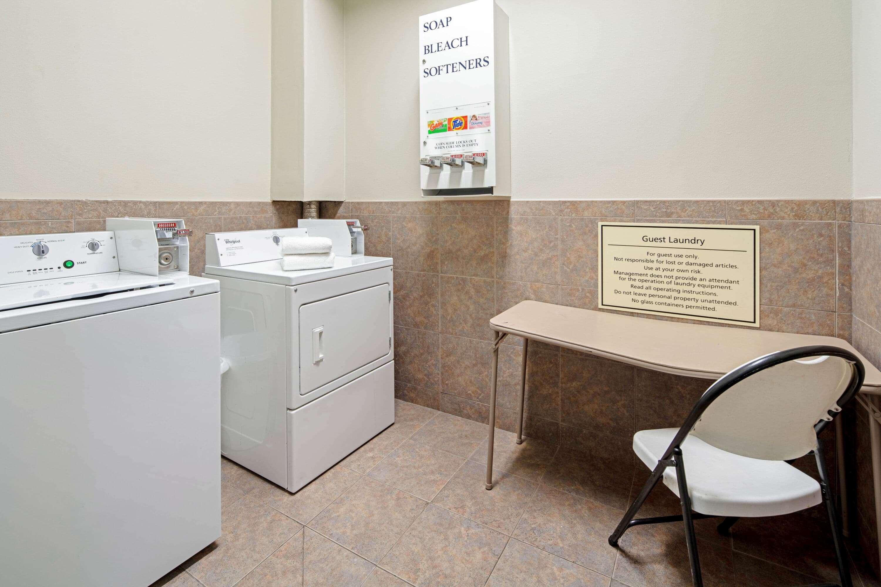 La Quinta Inn & Suites By Wyndham Mercedes Outlet Mall Екстер'єр фото