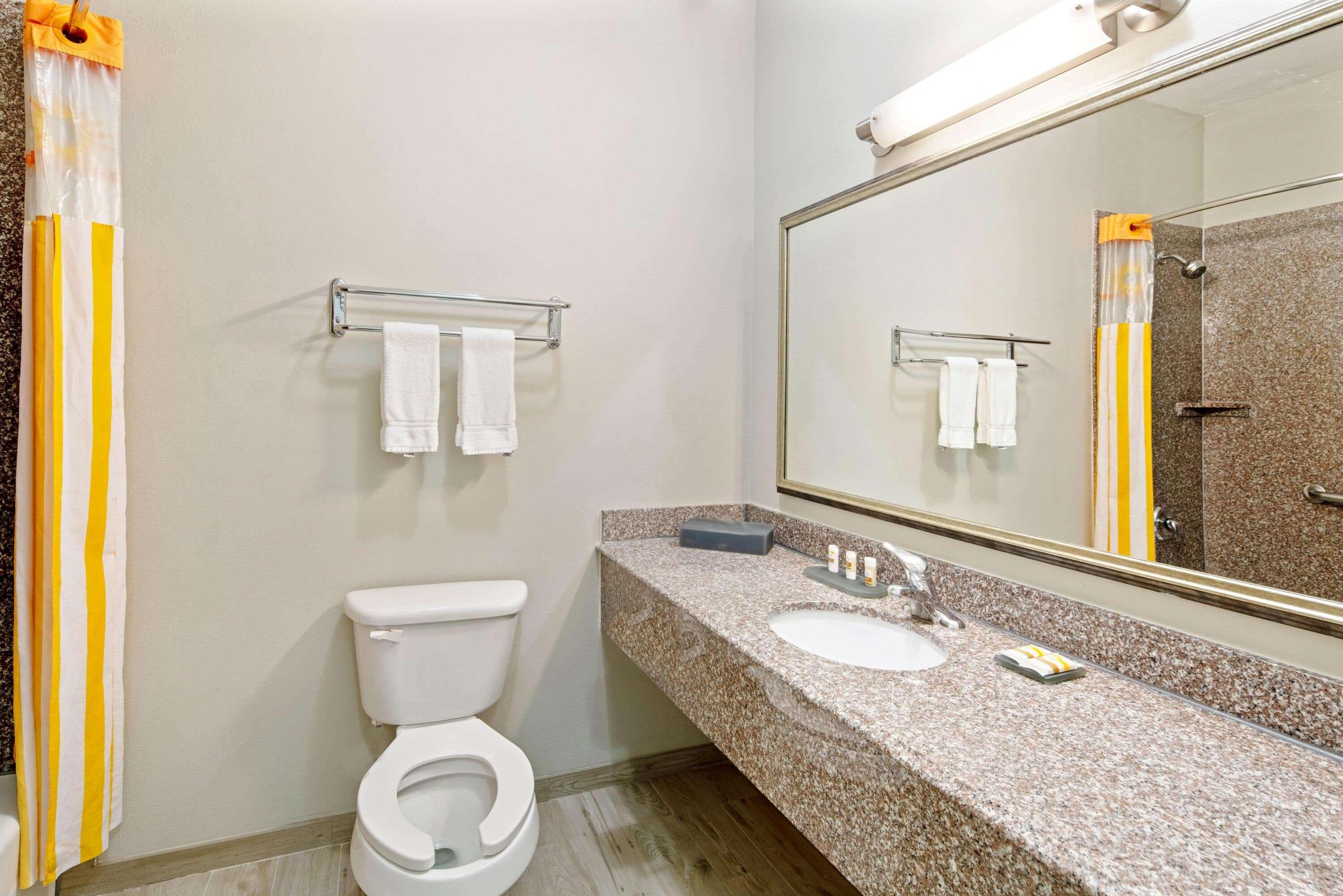 La Quinta Inn & Suites By Wyndham Mercedes Outlet Mall Екстер'єр фото