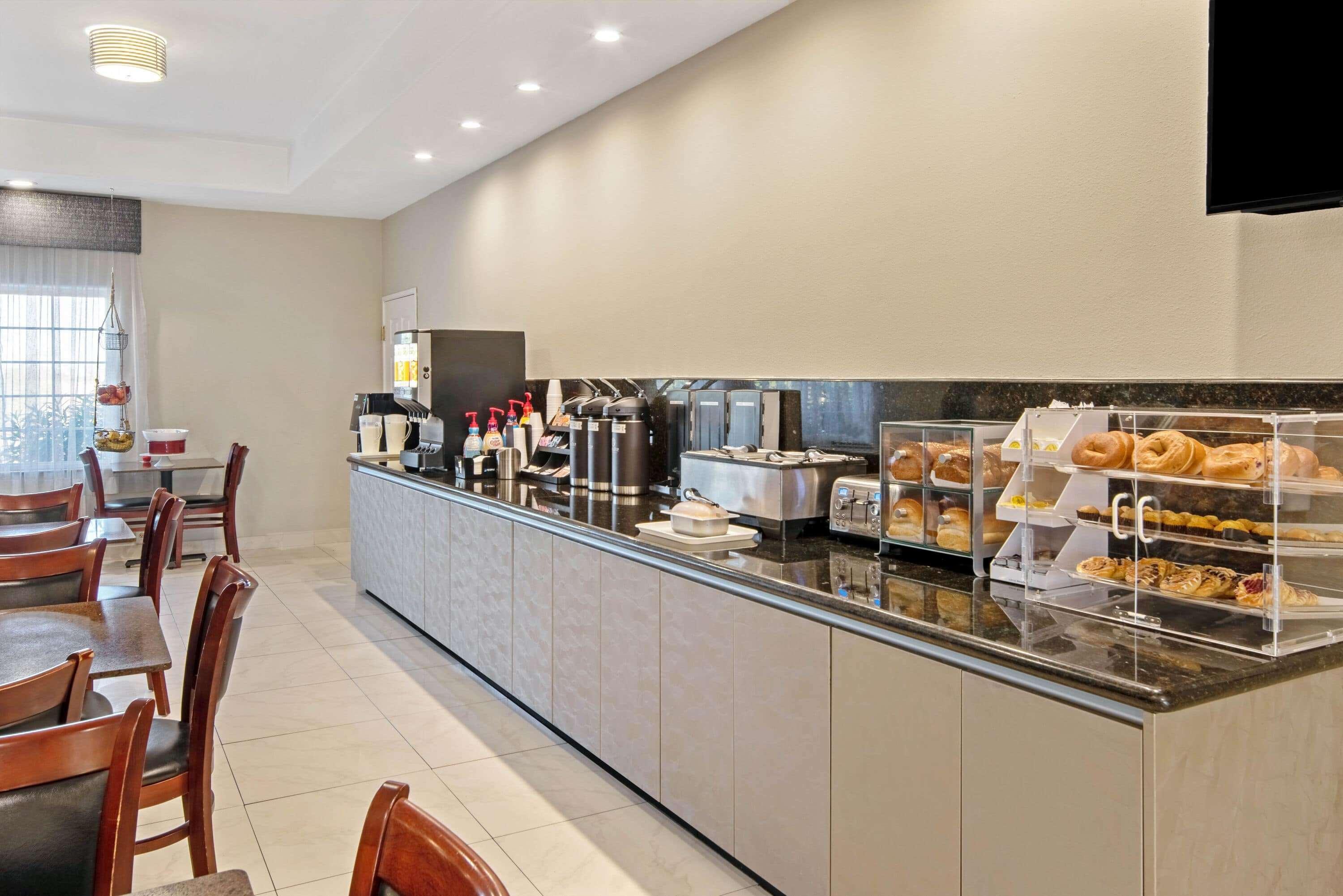 La Quinta Inn & Suites By Wyndham Mercedes Outlet Mall Екстер'єр фото