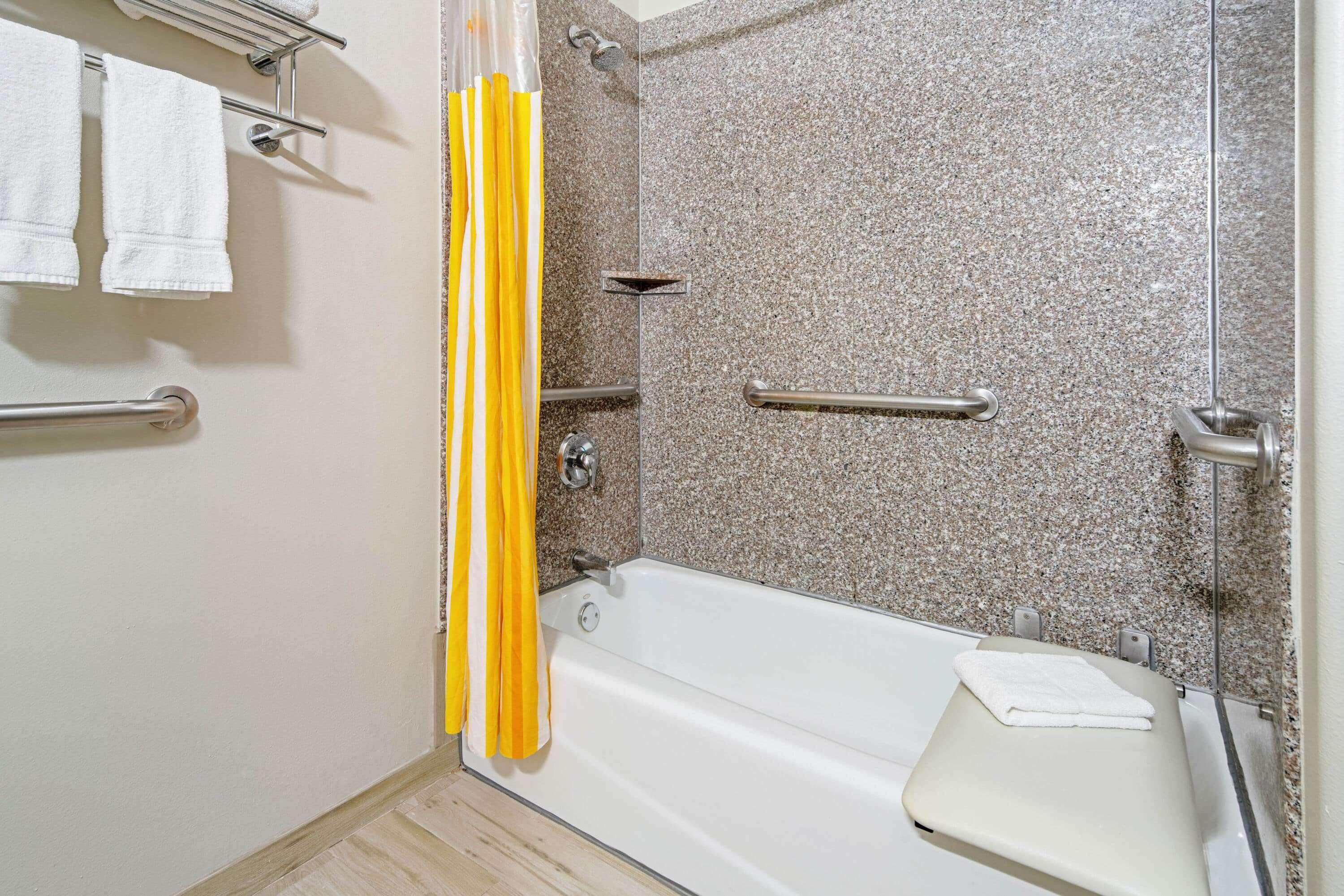 La Quinta Inn & Suites By Wyndham Mercedes Outlet Mall Екстер'єр фото