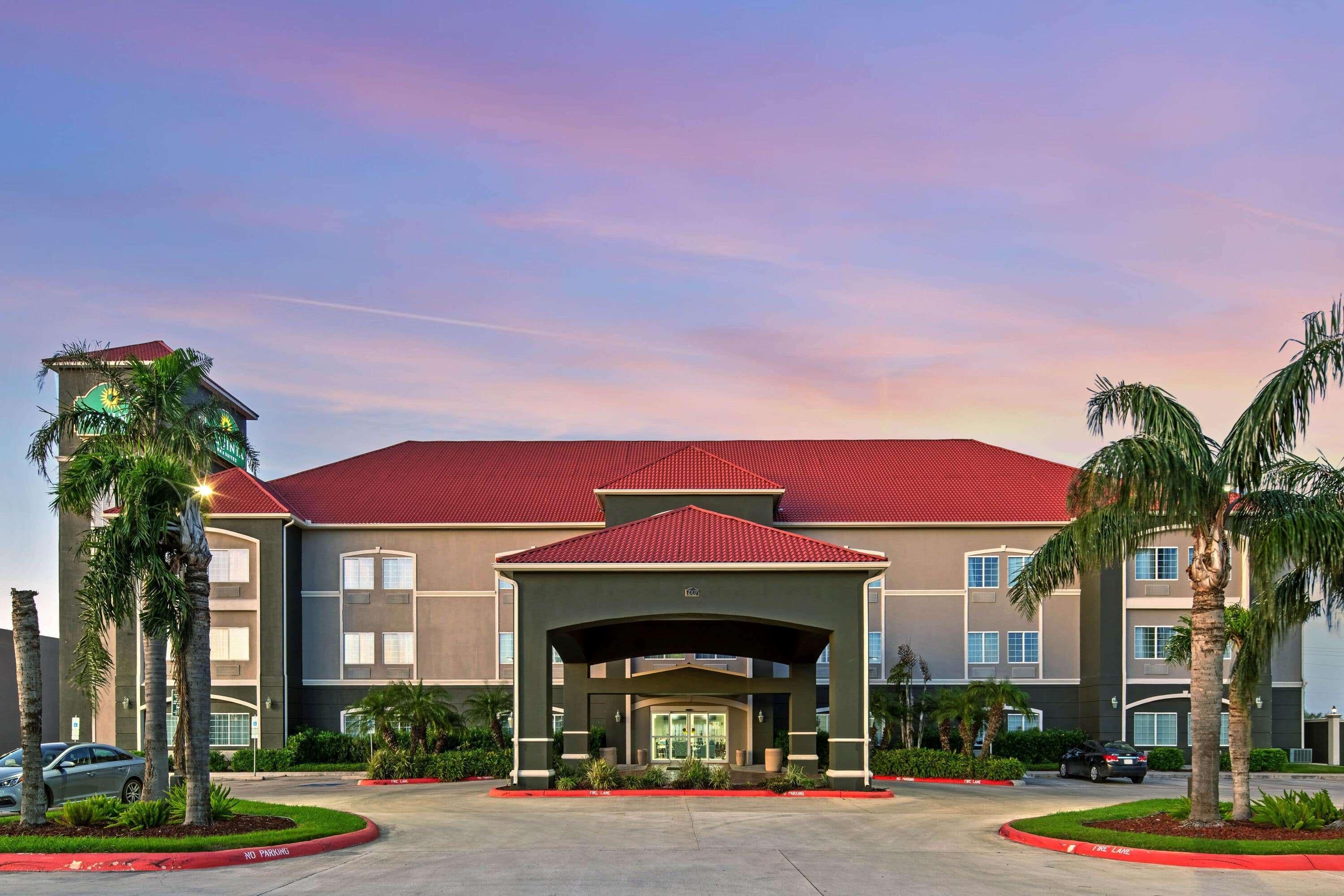 La Quinta Inn & Suites By Wyndham Mercedes Outlet Mall Екстер'єр фото