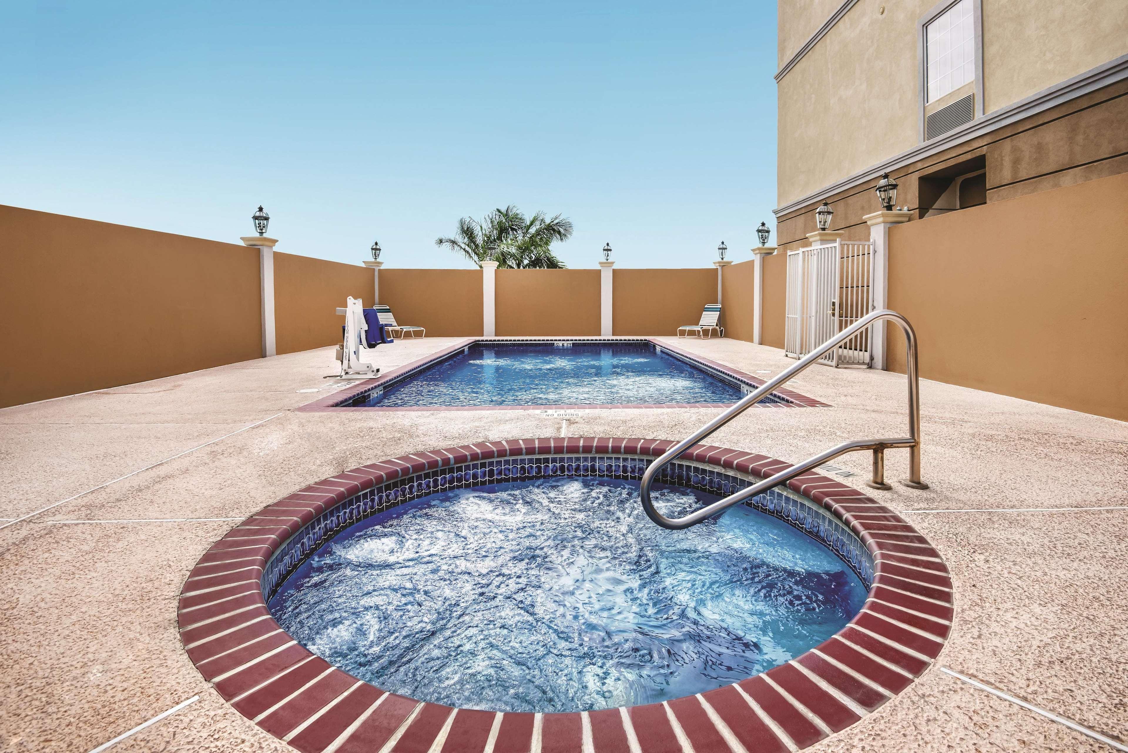 La Quinta Inn & Suites By Wyndham Mercedes Outlet Mall Екстер'єр фото