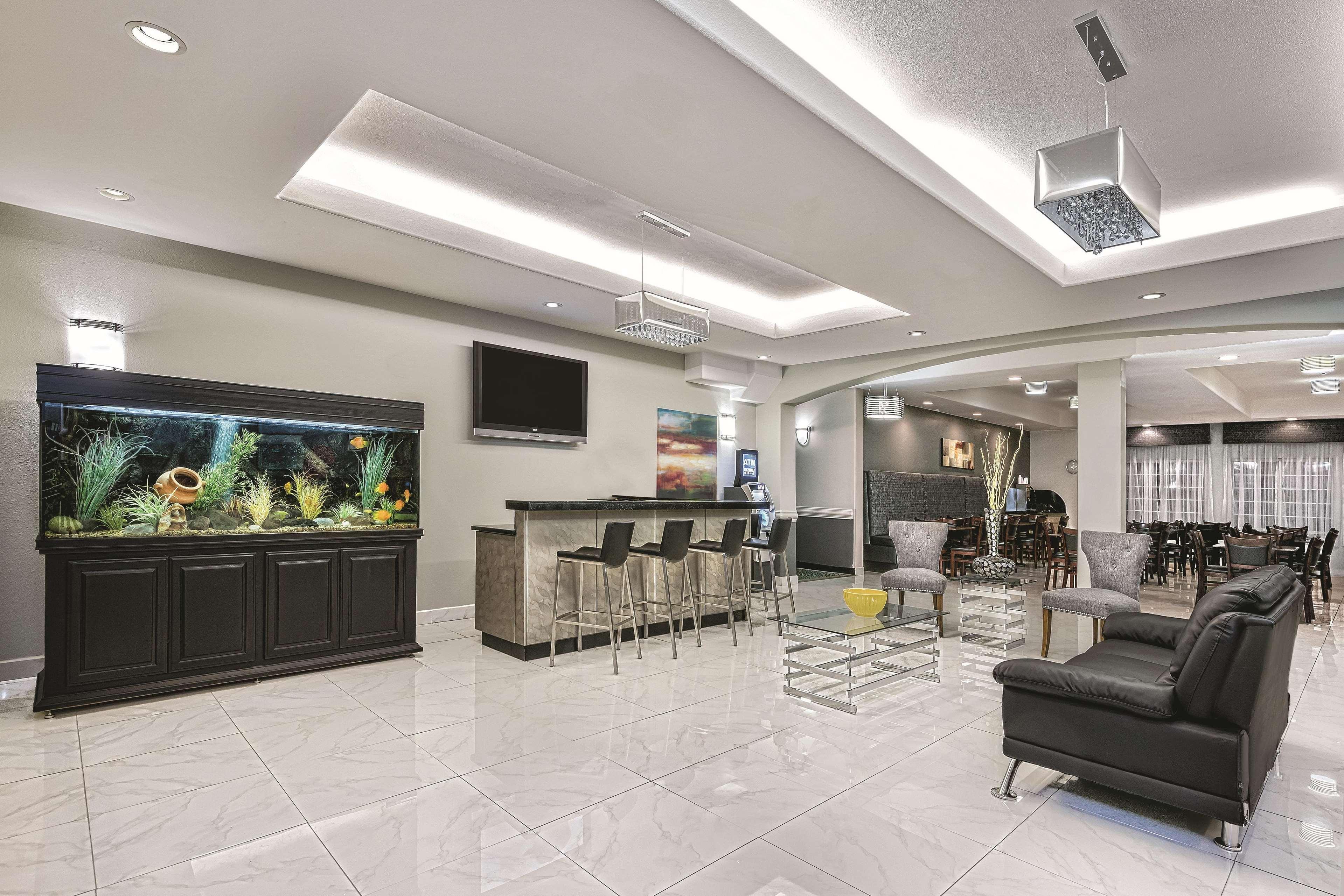 La Quinta Inn & Suites By Wyndham Mercedes Outlet Mall Екстер'єр фото