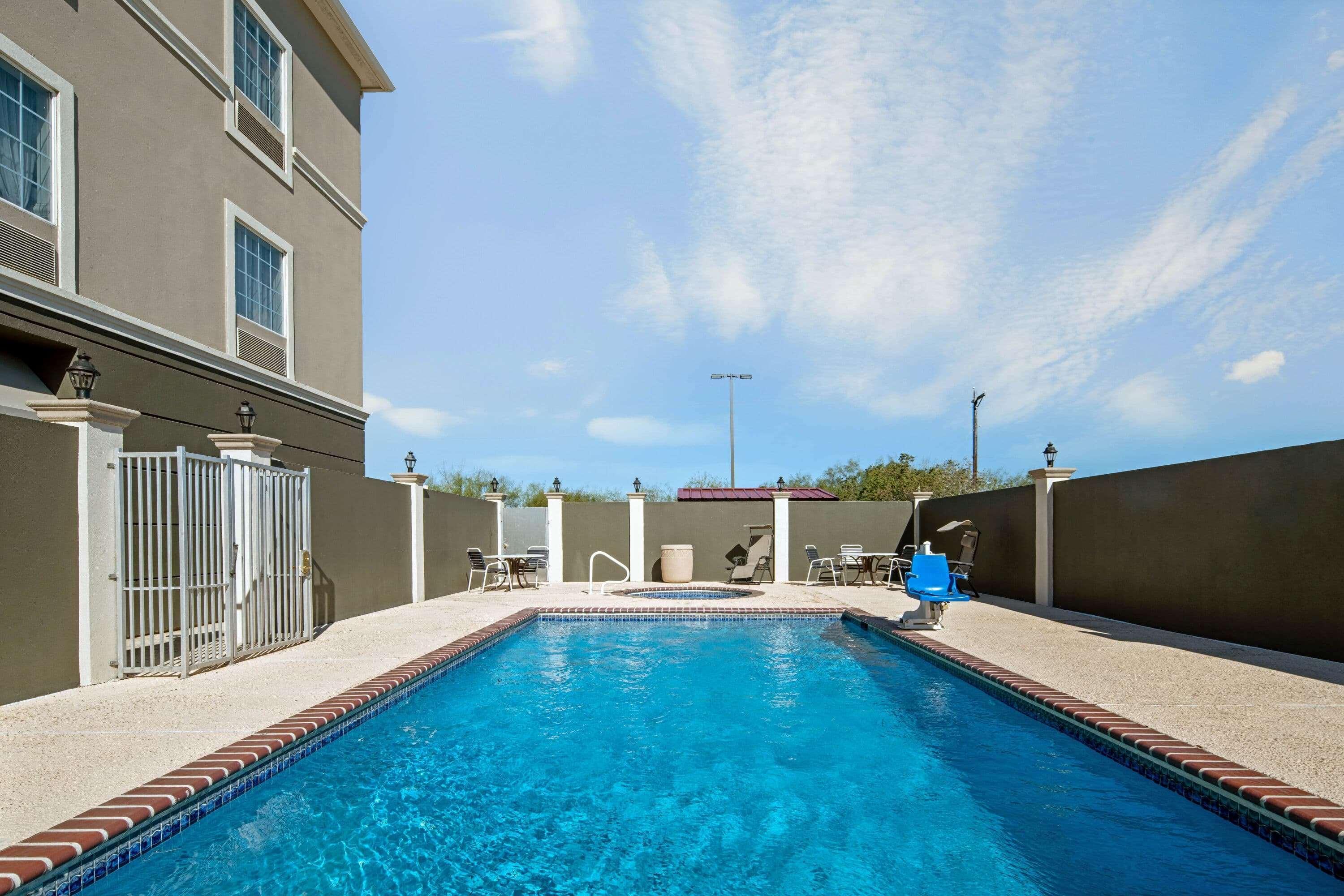 La Quinta Inn & Suites By Wyndham Mercedes Outlet Mall Екстер'єр фото