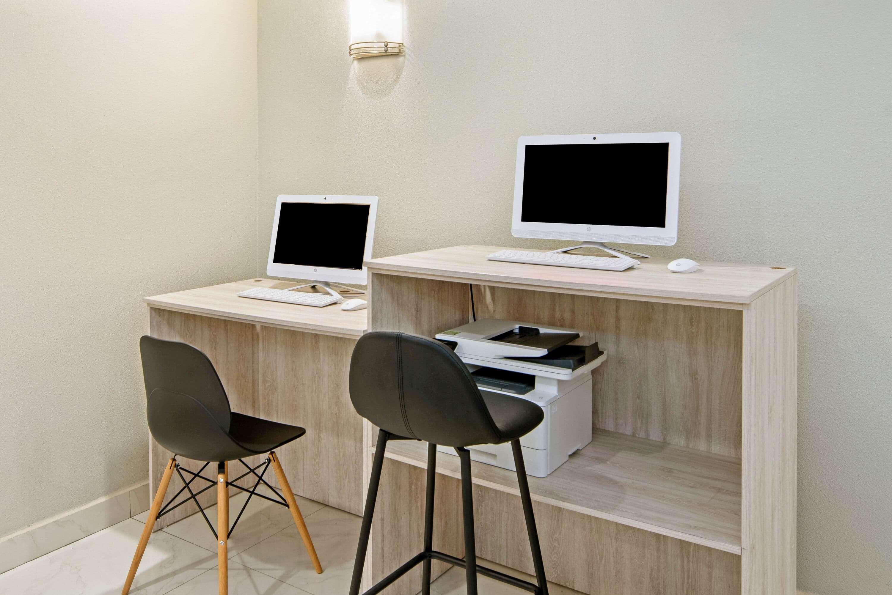 La Quinta Inn & Suites By Wyndham Mercedes Outlet Mall Екстер'єр фото