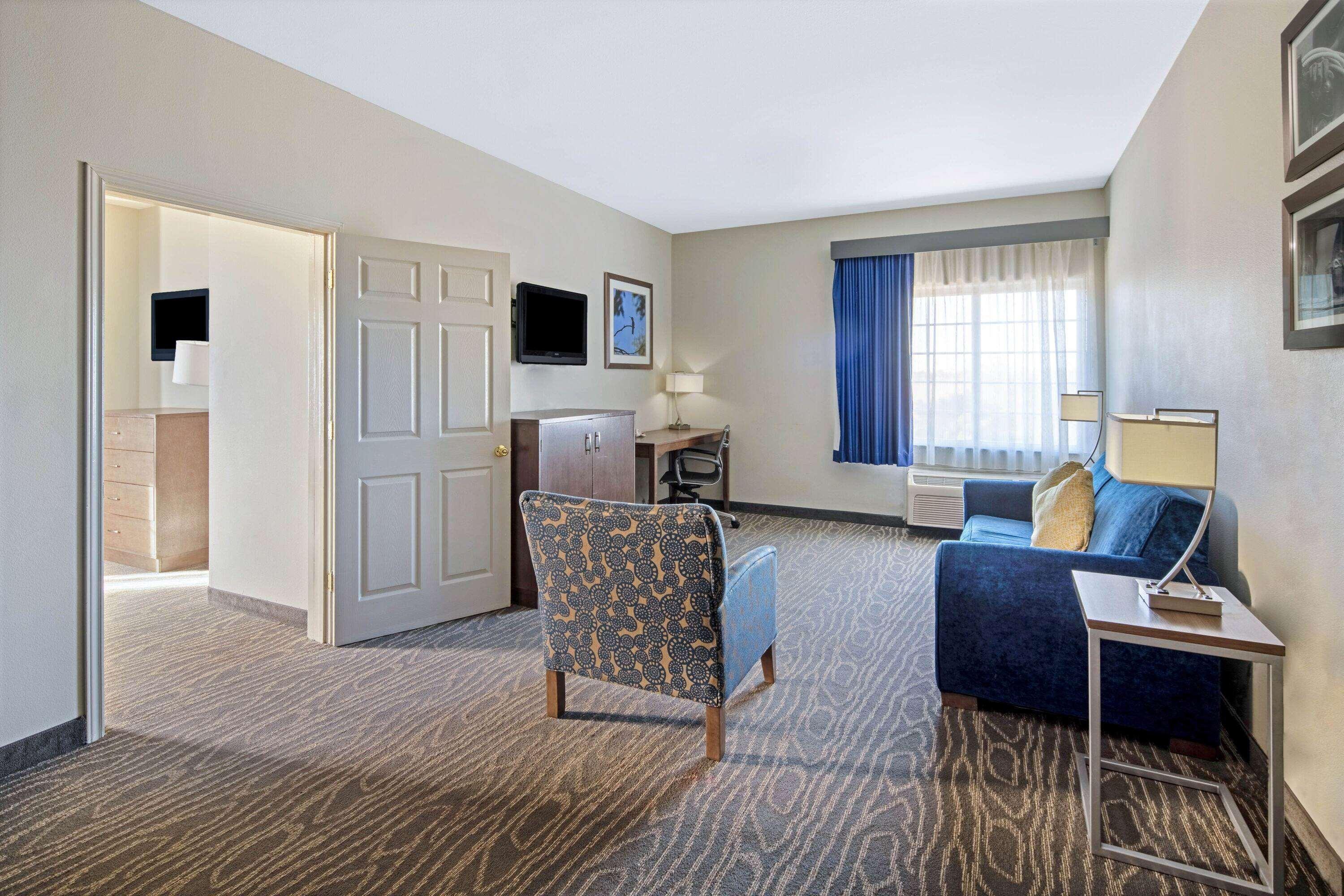 La Quinta Inn & Suites By Wyndham Mercedes Outlet Mall Екстер'єр фото