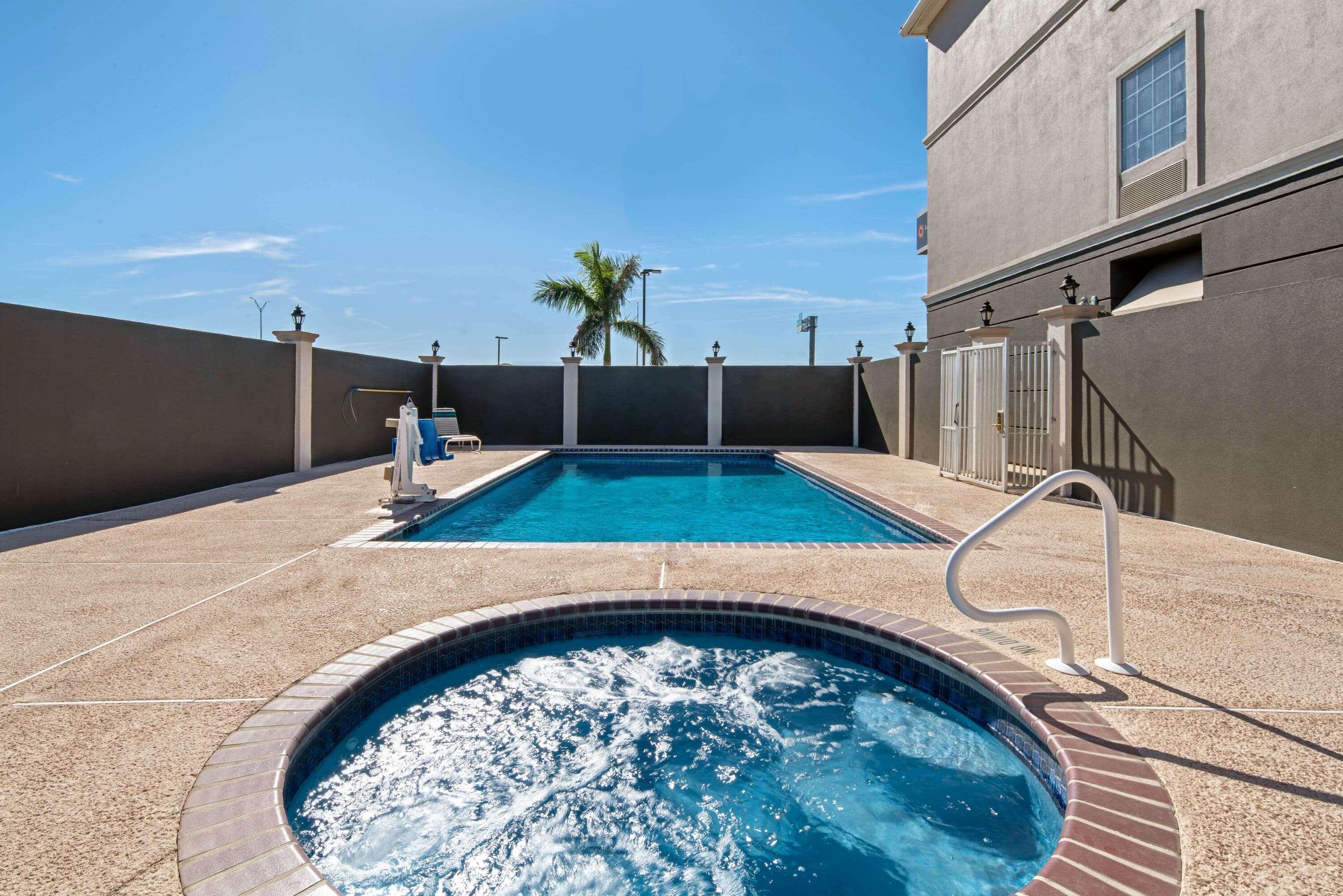 La Quinta Inn & Suites By Wyndham Mercedes Outlet Mall Екстер'єр фото
