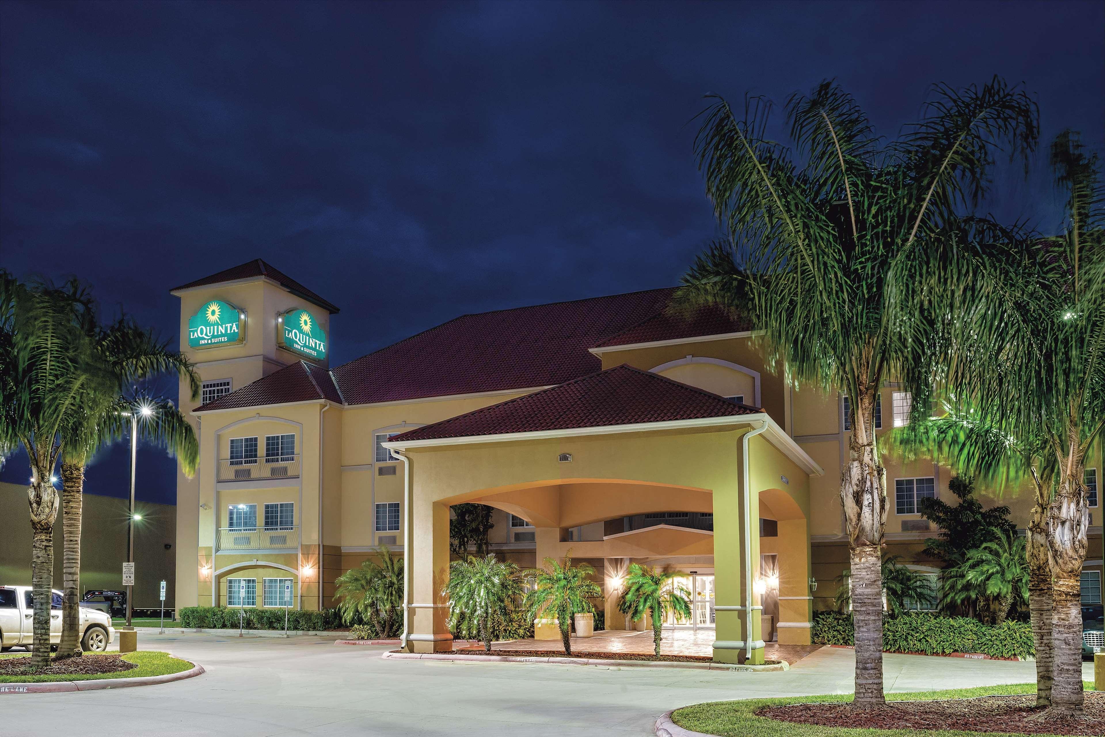 La Quinta Inn & Suites By Wyndham Mercedes Outlet Mall Екстер'єр фото