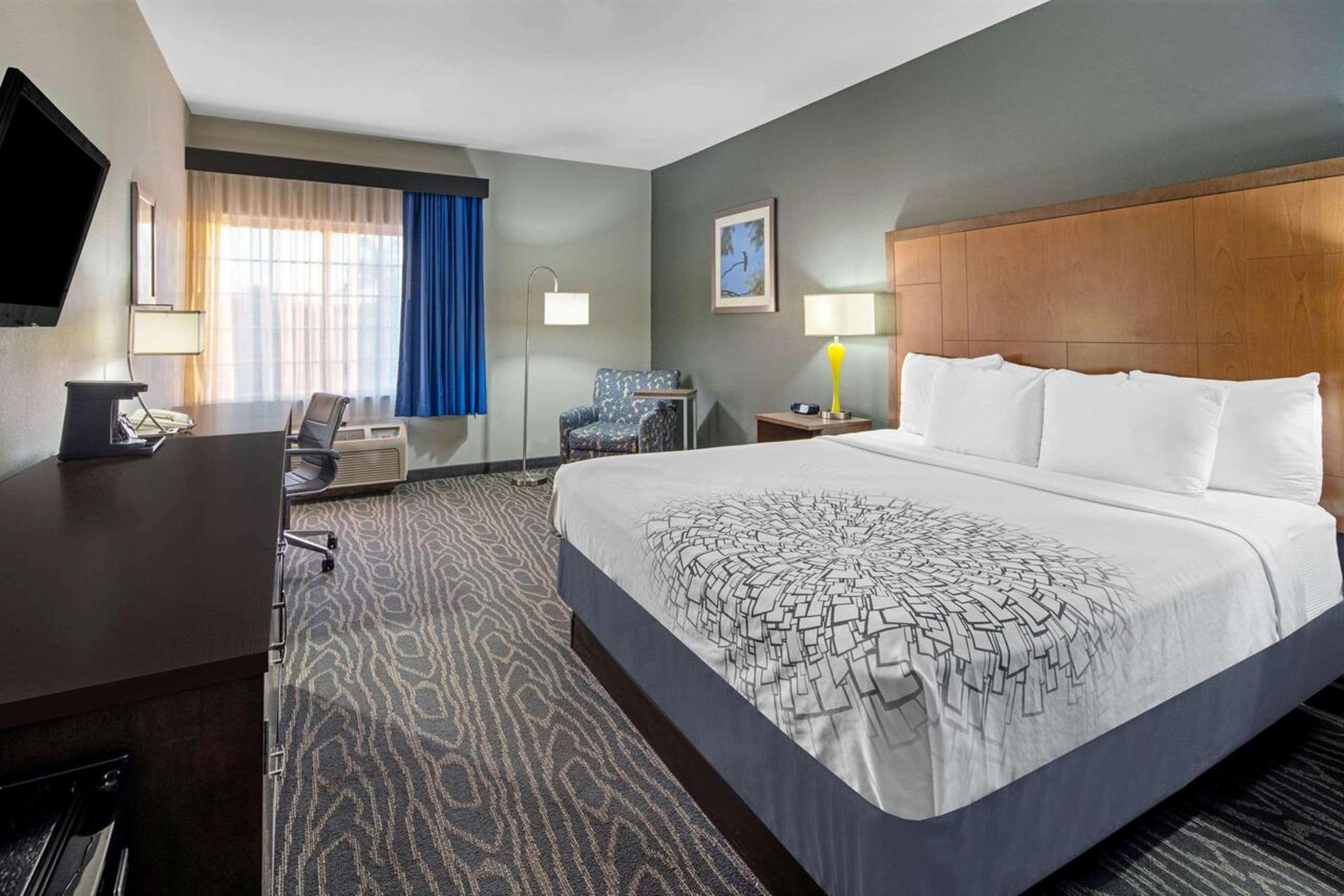 La Quinta Inn & Suites By Wyndham Mercedes Outlet Mall Номер фото