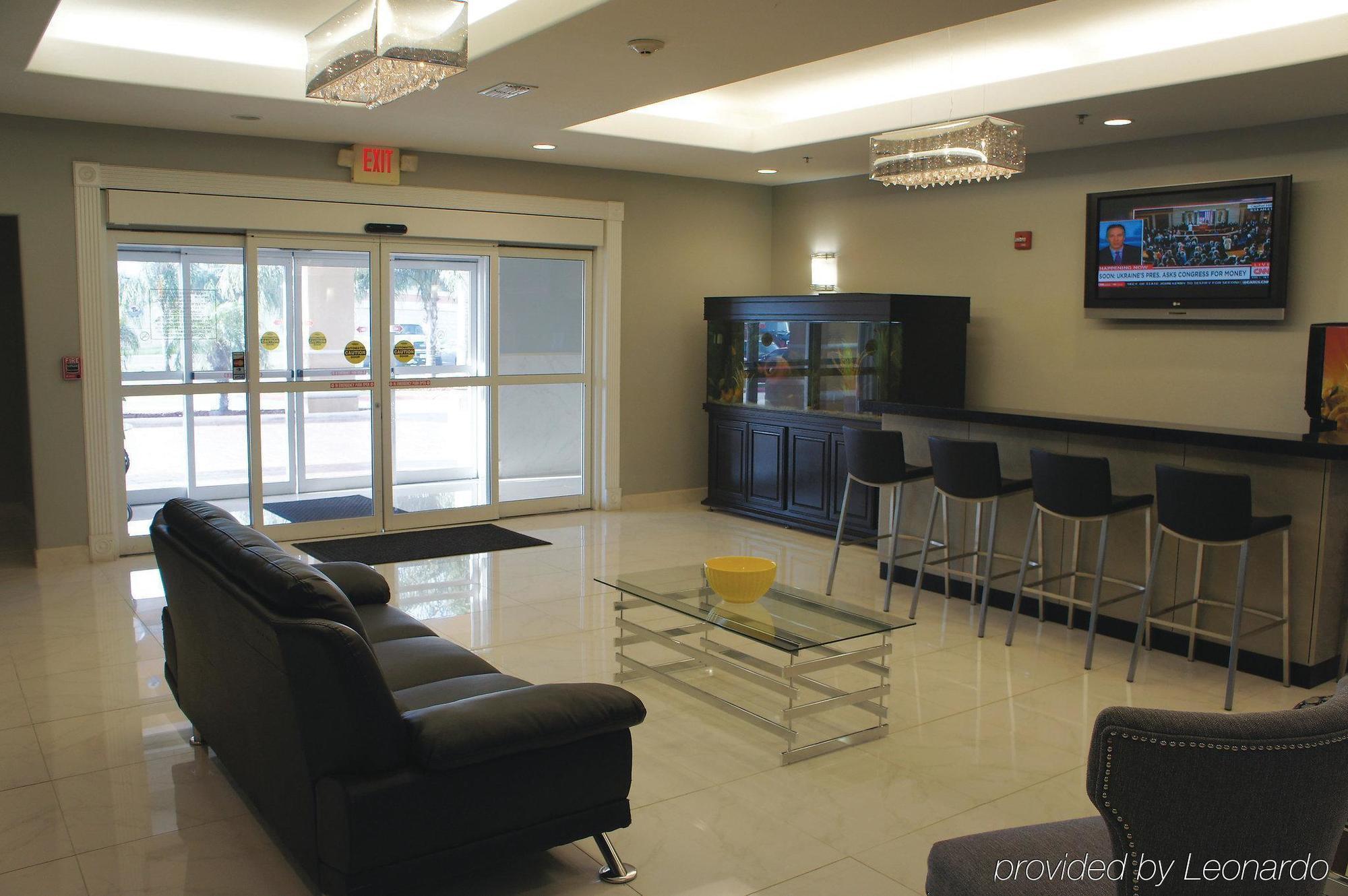 La Quinta Inn & Suites By Wyndham Mercedes Outlet Mall Екстер'єр фото