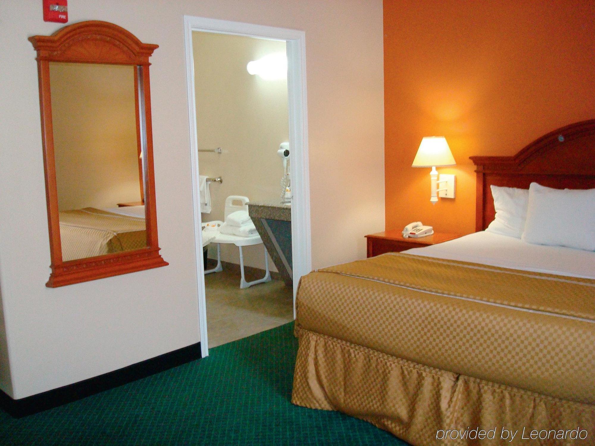 La Quinta Inn & Suites By Wyndham Mercedes Outlet Mall Екстер'єр фото
