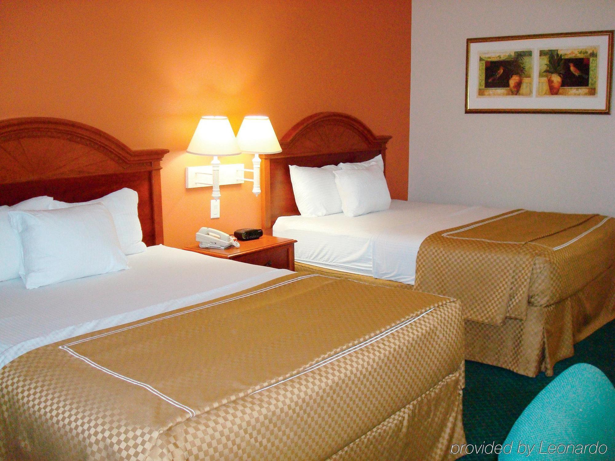 La Quinta Inn & Suites By Wyndham Mercedes Outlet Mall Екстер'єр фото