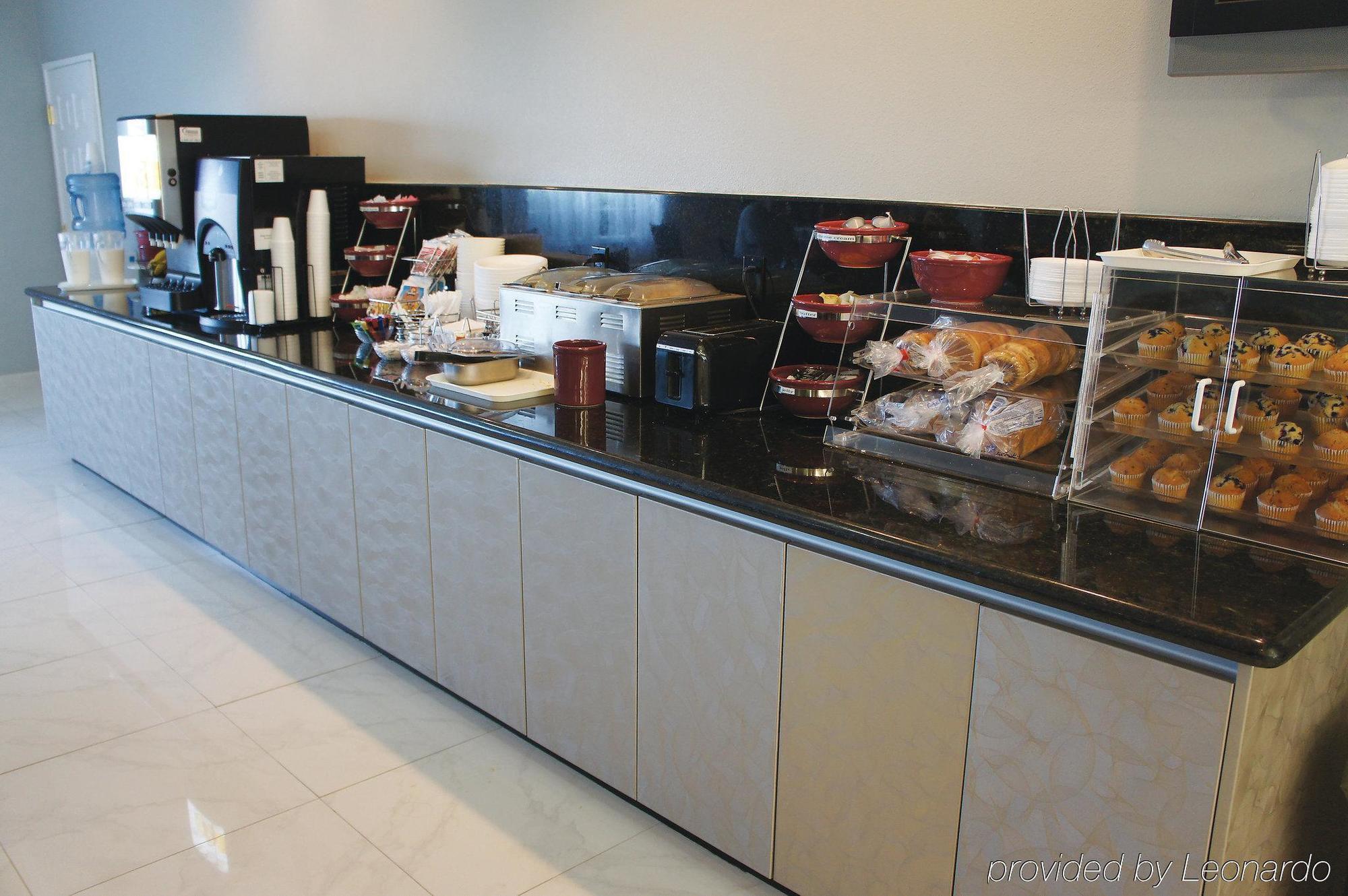 La Quinta Inn & Suites By Wyndham Mercedes Outlet Mall Екстер'єр фото