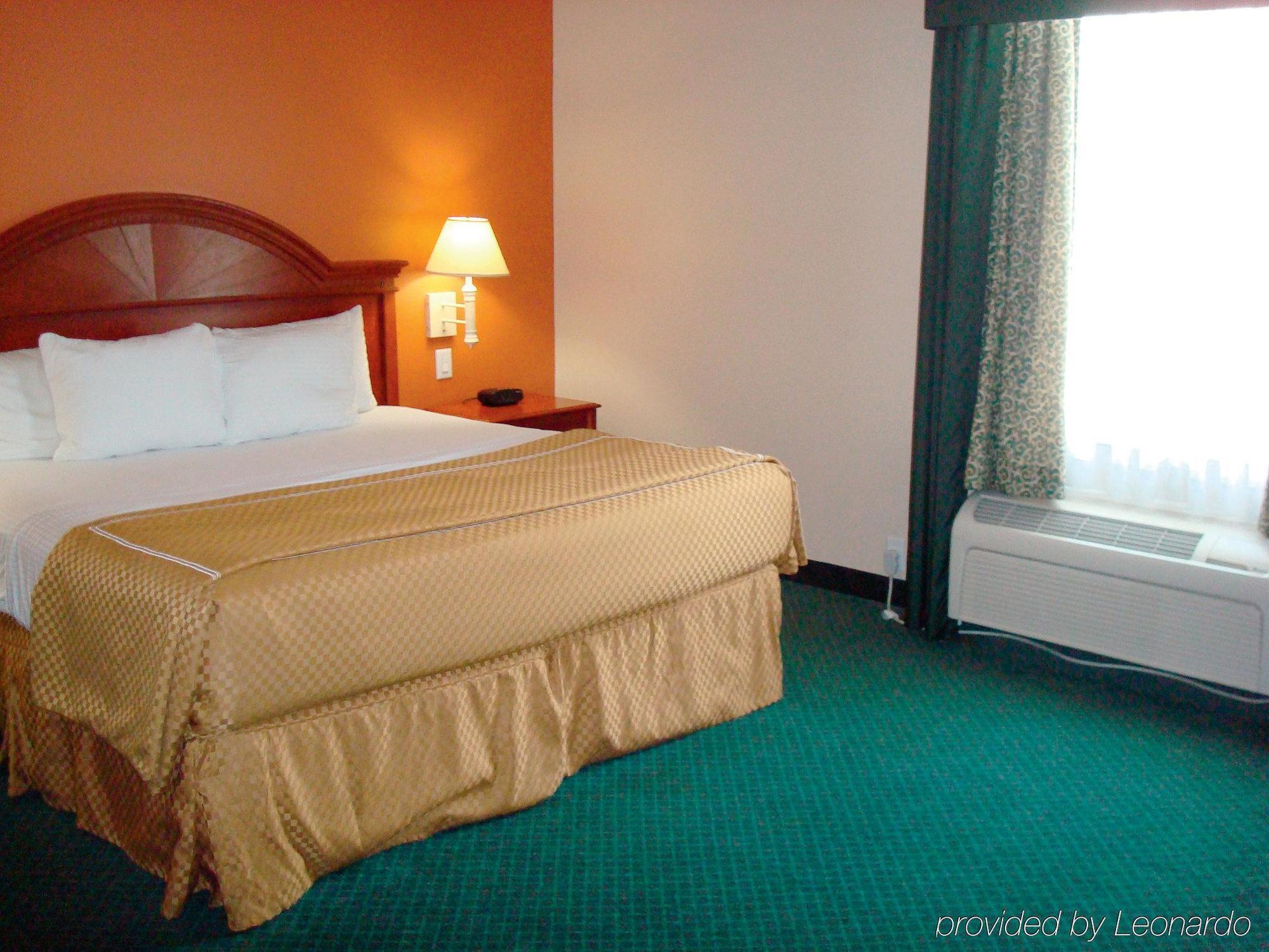 La Quinta Inn & Suites By Wyndham Mercedes Outlet Mall Екстер'єр фото