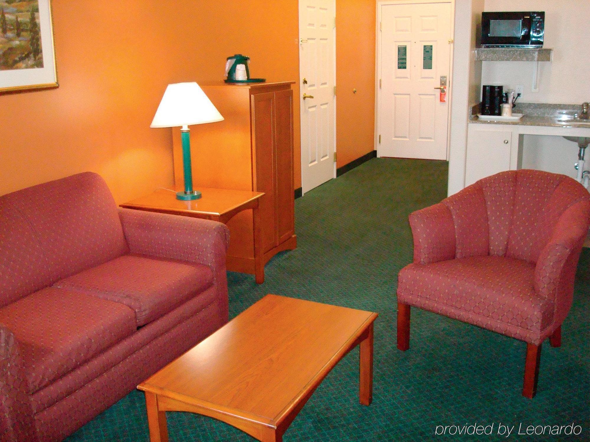 La Quinta Inn & Suites By Wyndham Mercedes Outlet Mall Екстер'єр фото