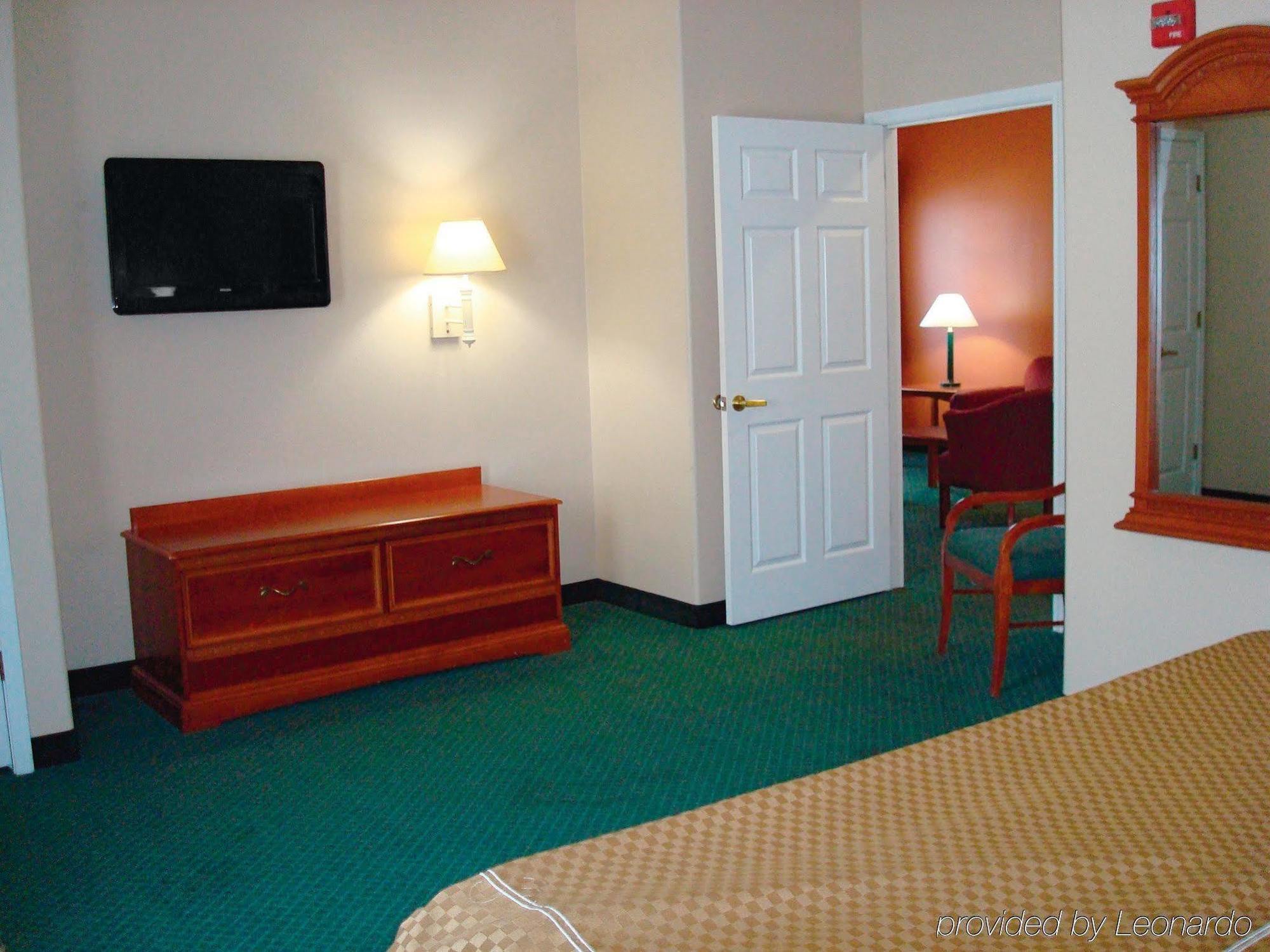 La Quinta Inn & Suites By Wyndham Mercedes Outlet Mall Екстер'єр фото