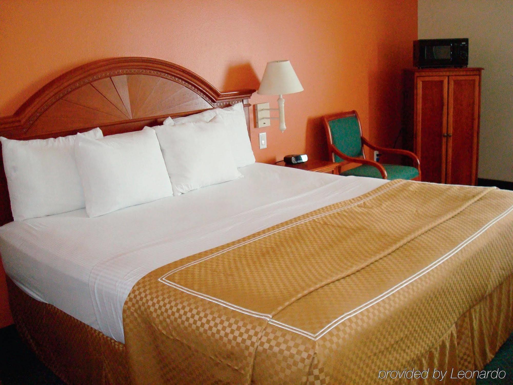La Quinta Inn & Suites By Wyndham Mercedes Outlet Mall Екстер'єр фото