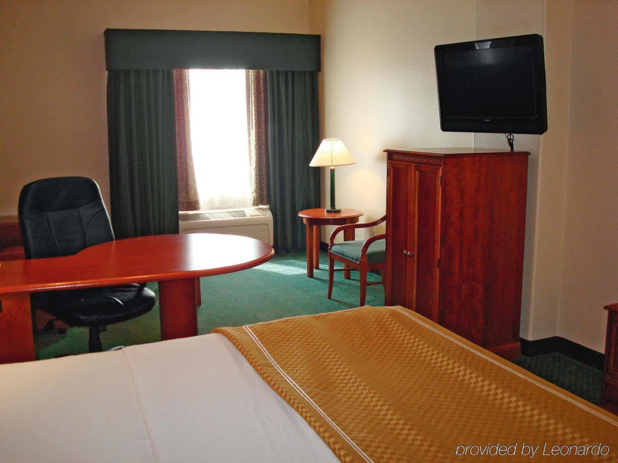 La Quinta Inn & Suites By Wyndham Mercedes Outlet Mall Екстер'єр фото